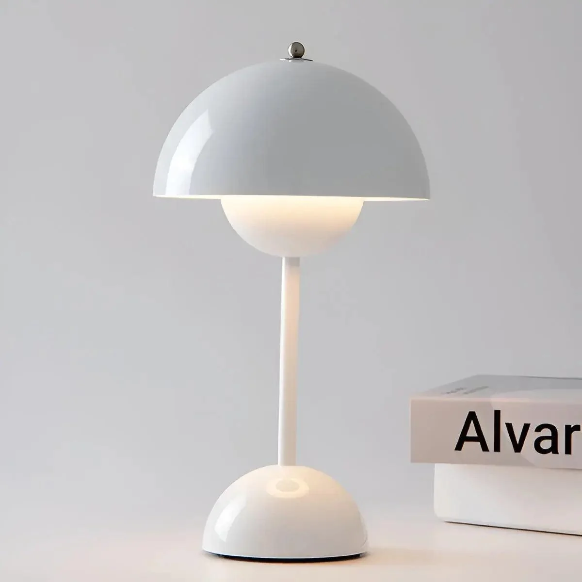 Skandinavische Designer-Tischlampe f��r stimmungsvolle Beleuchtung