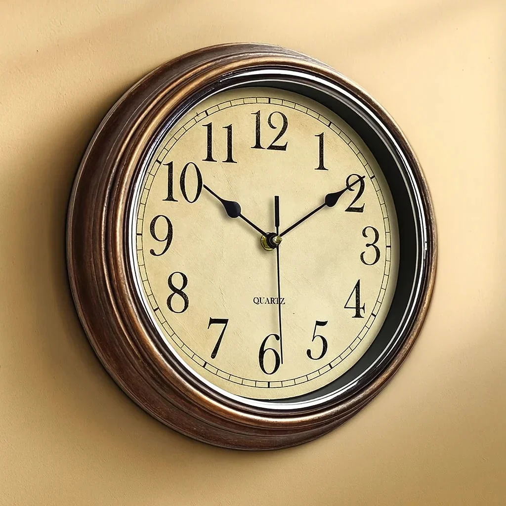 Klassische Wanduhr aus Holz mit leisem Uhrwerk