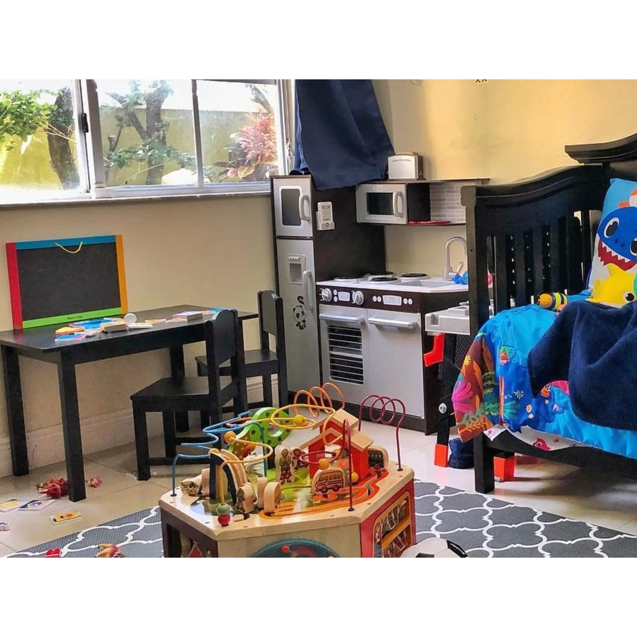 2025 KidKraft Uptown Espresso Houten Speelkeuken met 30 Speelse Voedselaccessoires