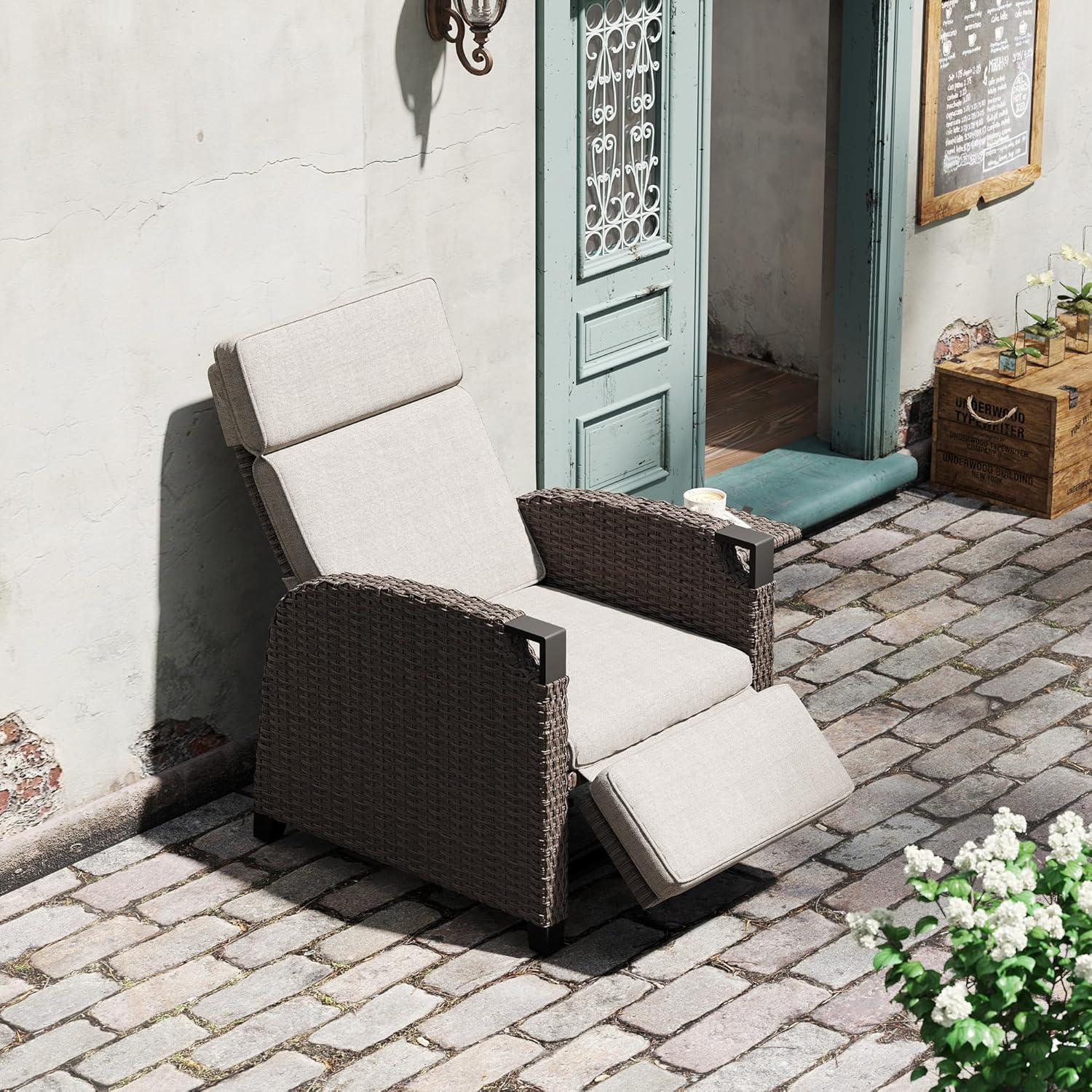 Amopatio Relaxliege Liegesessel, Rattan Sonnenliege mit Verstellbar Rückenlehne und Klapptisch, Outdoor Gartensessel wetterfestes, für Terrasse, Garten, Balkon – Beige & Braun