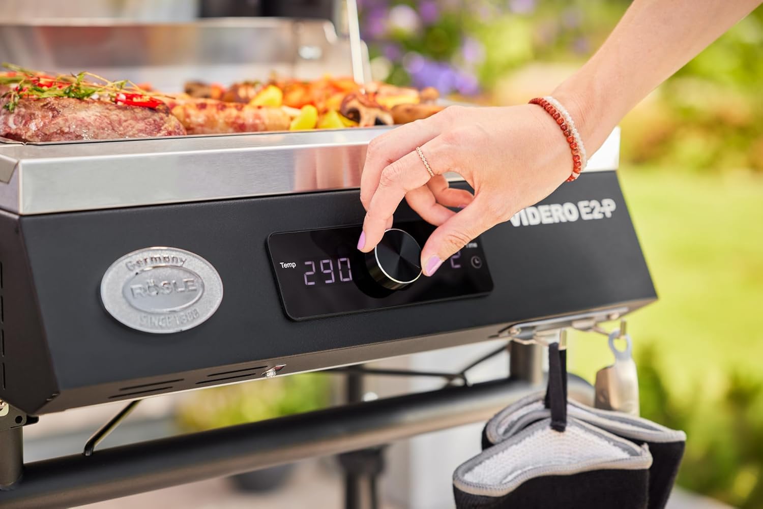 RÖSLE Elektrogrill BBQ-Portable Videro E2-P, tragbarer Tischgrill mit 2 Brennern, Warmhalterost und Deckel mit Glaseinsatz, pulverbeschichteter Stahl, schwarz/silbern