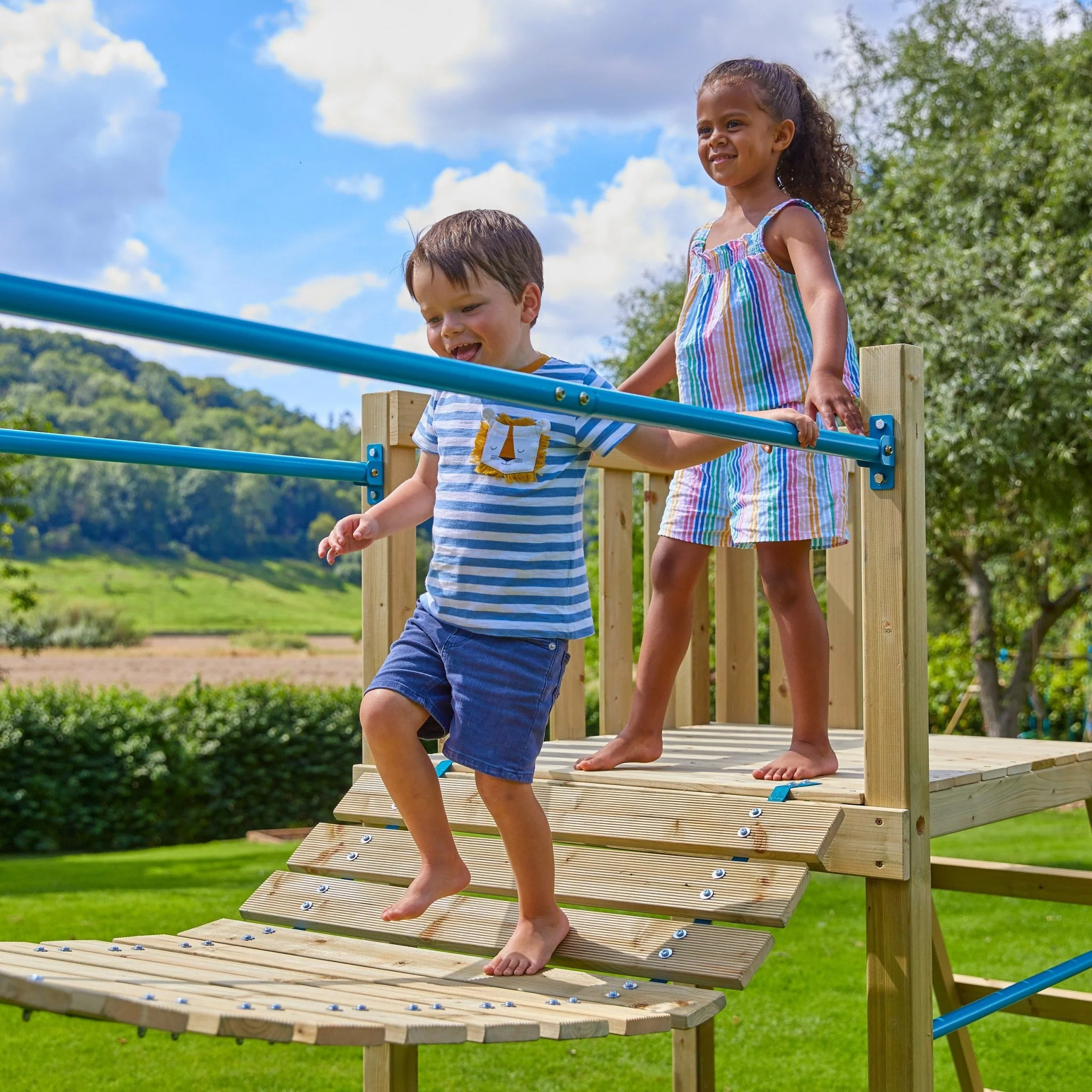 TP Skywood Klimstructuur van Hout met Ripple Glijbaan, Sky Brug, Mini Toren en Dubbele Schommelarm - FSC? Gecertificeerd