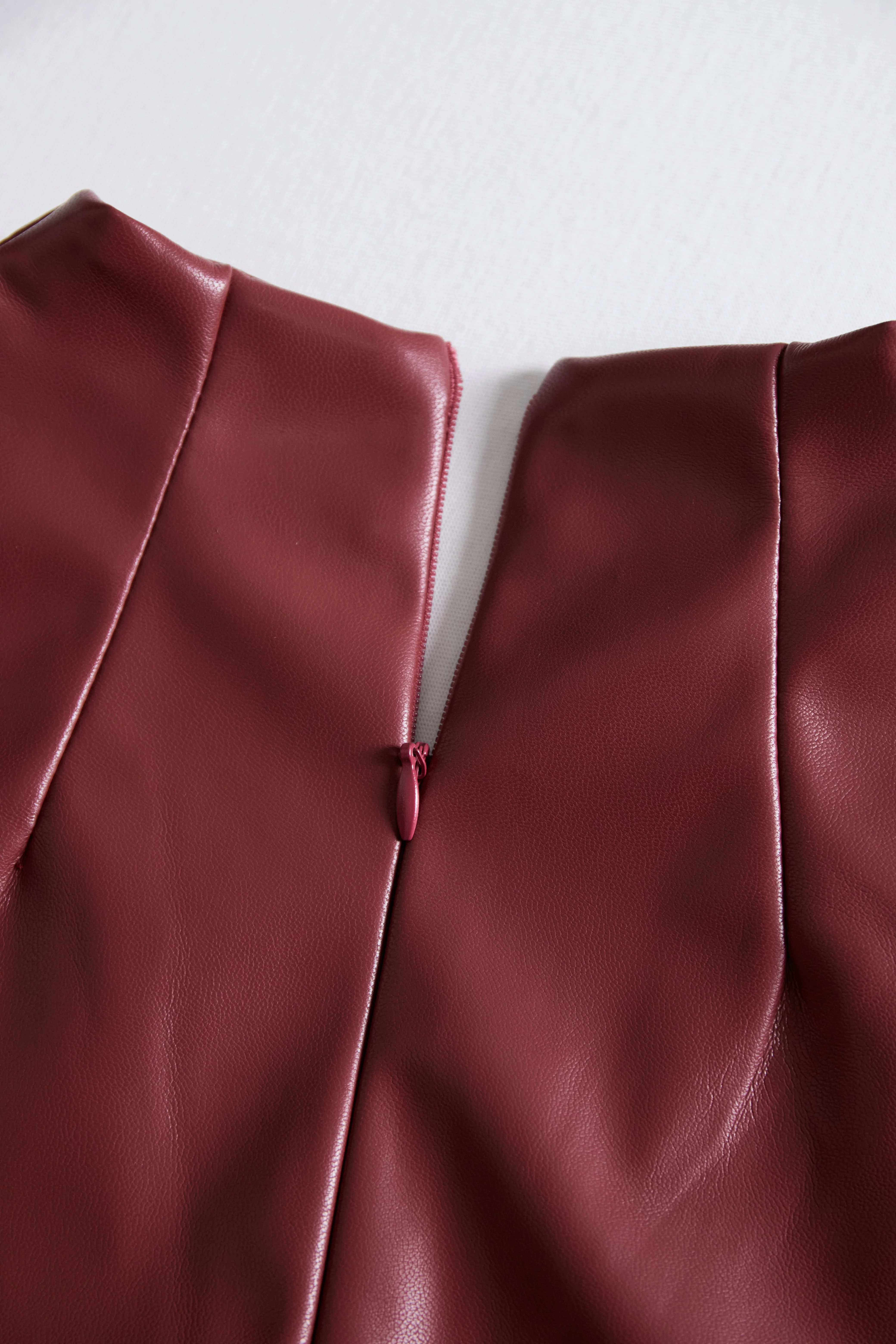 Eng anliegendes Damenkleid mit V-Ausschnitt und langen ?rmeln