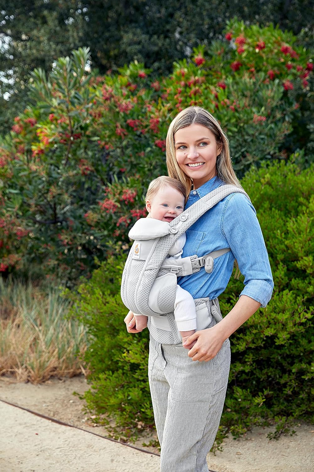 Ergobaby Omni Breeze Babytrage für Neugeborene ab Geburt bis 20kg, 4 Positionen SoftFlex Mesh Ergonomische Babybauchtrage Rückentrage Baby-Tragetasche, Natural Beige