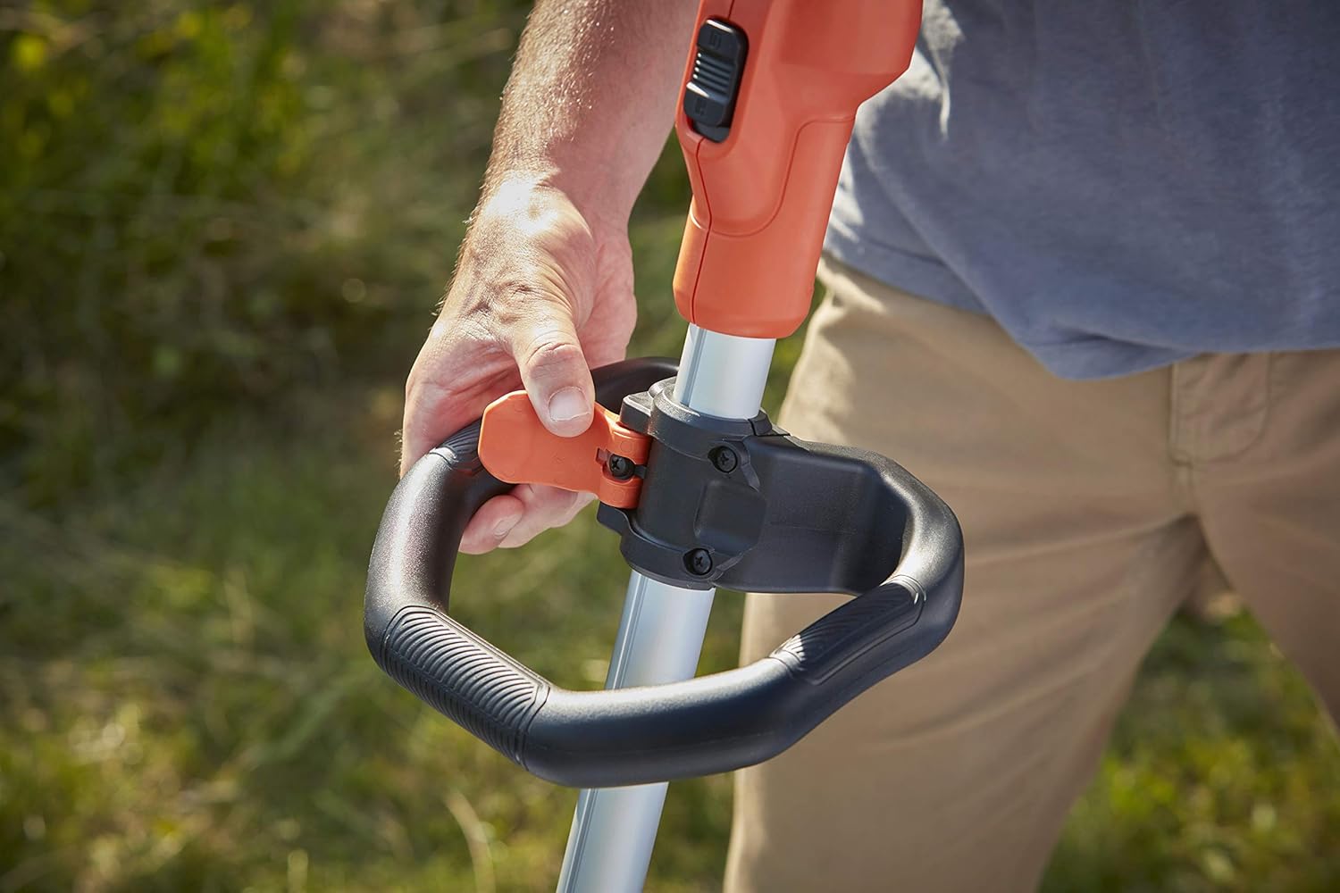BLACK+DECKER Rasentrimmer mit Akku und Ladegerät - Freischneider - Rasenkantenschneider 36V 2,5Ah, Schnittbreite 33 cm, kohlebürstenloser Motor, mit Fadenverlängerung, Variable Drehzahl BCSTA536L1