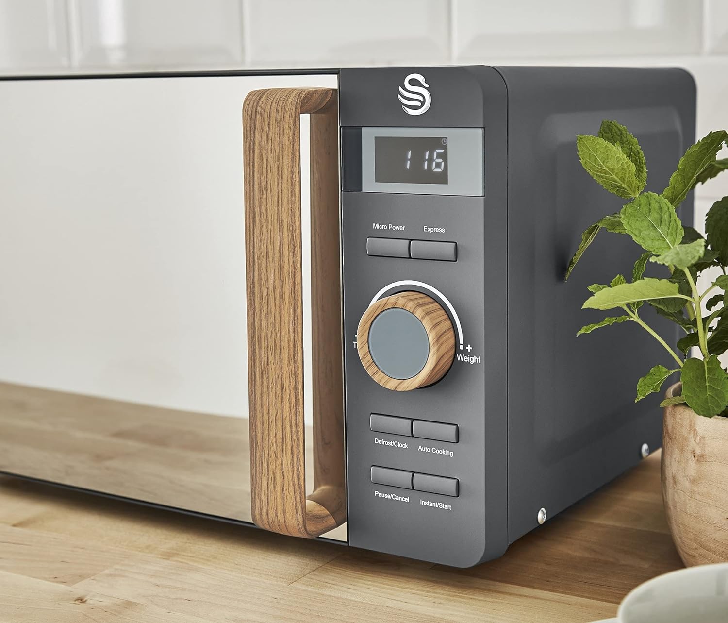 Swan Nordic SM22036WHTN Digitale Mikrowelle, Griff in Holzoptik, Gehäuse mit weicher Haptik und matter Oberfläche, 800 W, Baumwollweiß