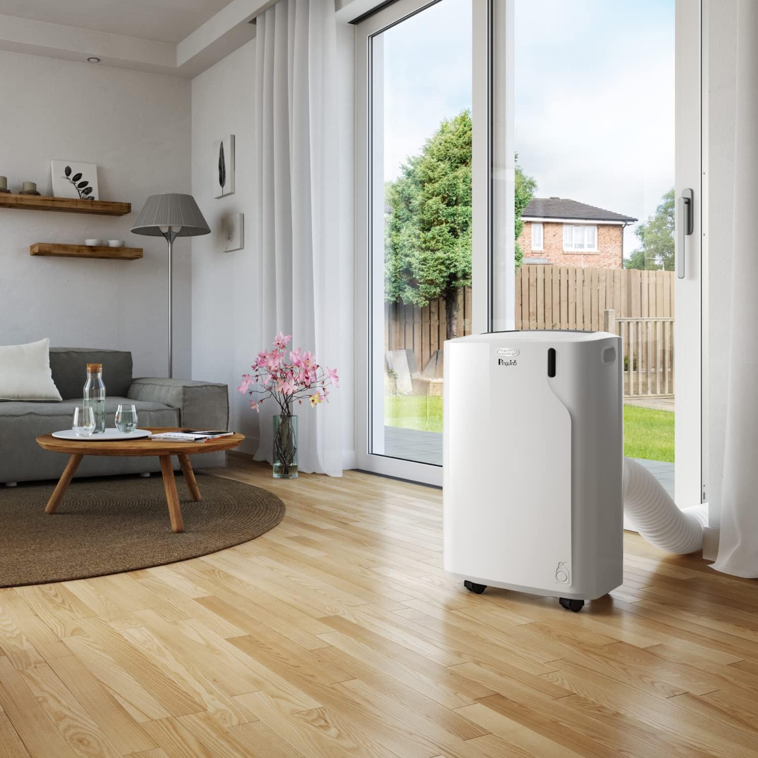 De'Longhi Pinguino PAC EM82, Mobile Klimaanlage für Rume bis zu 80 m, 9.400 BTU, 2,4 kW, 63 dB, Entfeuchtungsfunktion, Energieklasse A, 24h-Timer, Wei
