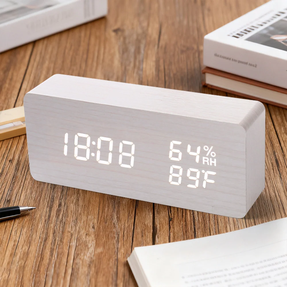 Moderner digitaler LED-Wecker aus Holz mit Temperaturanzeige
