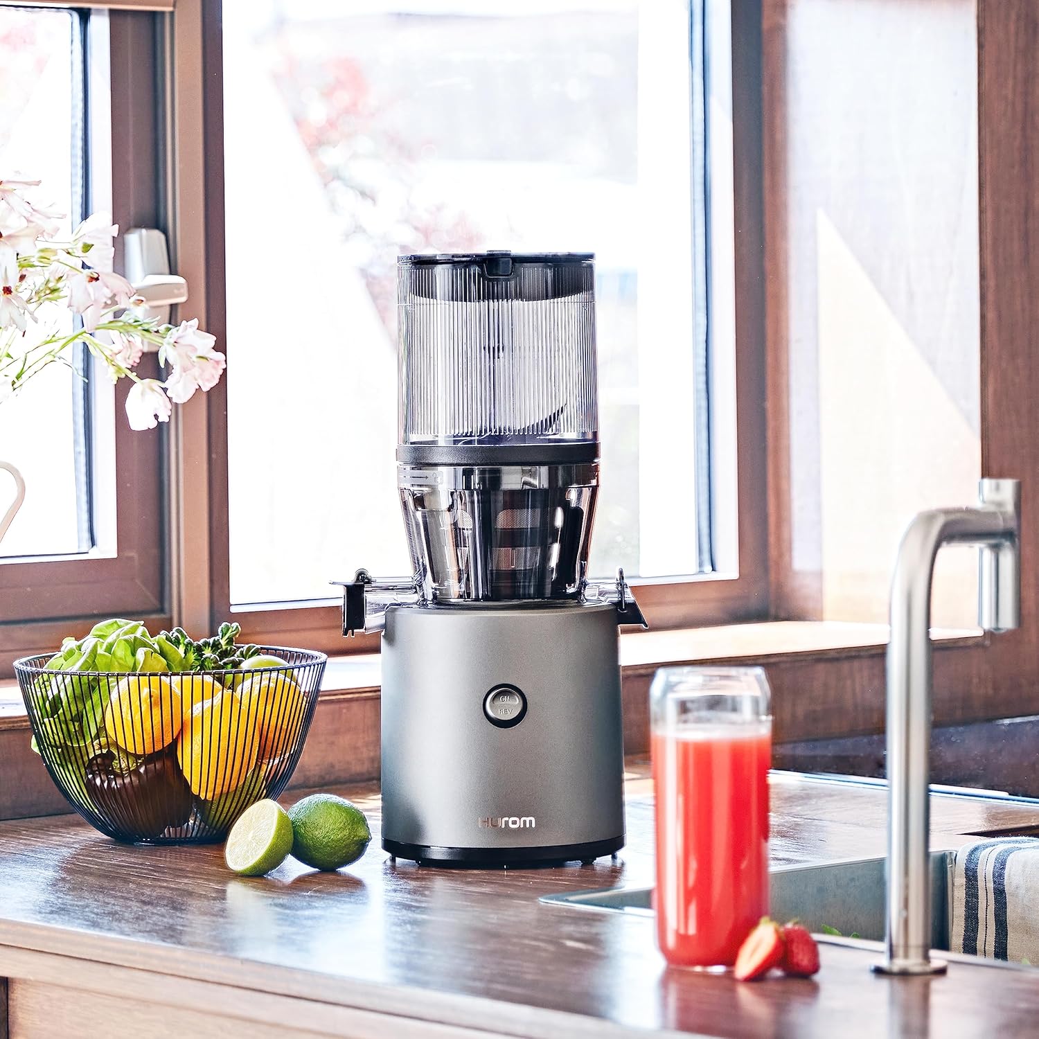 HUROM | Entsafter Gemüse und Obst | Slow Juicer | H320N | Elektrische Kaltpresse | Ruhiger Motor | Leicht zu Reinigen | mit groem Behlter und Siebfilter 2L | 200 Watt | BPA Frei | Schwarz