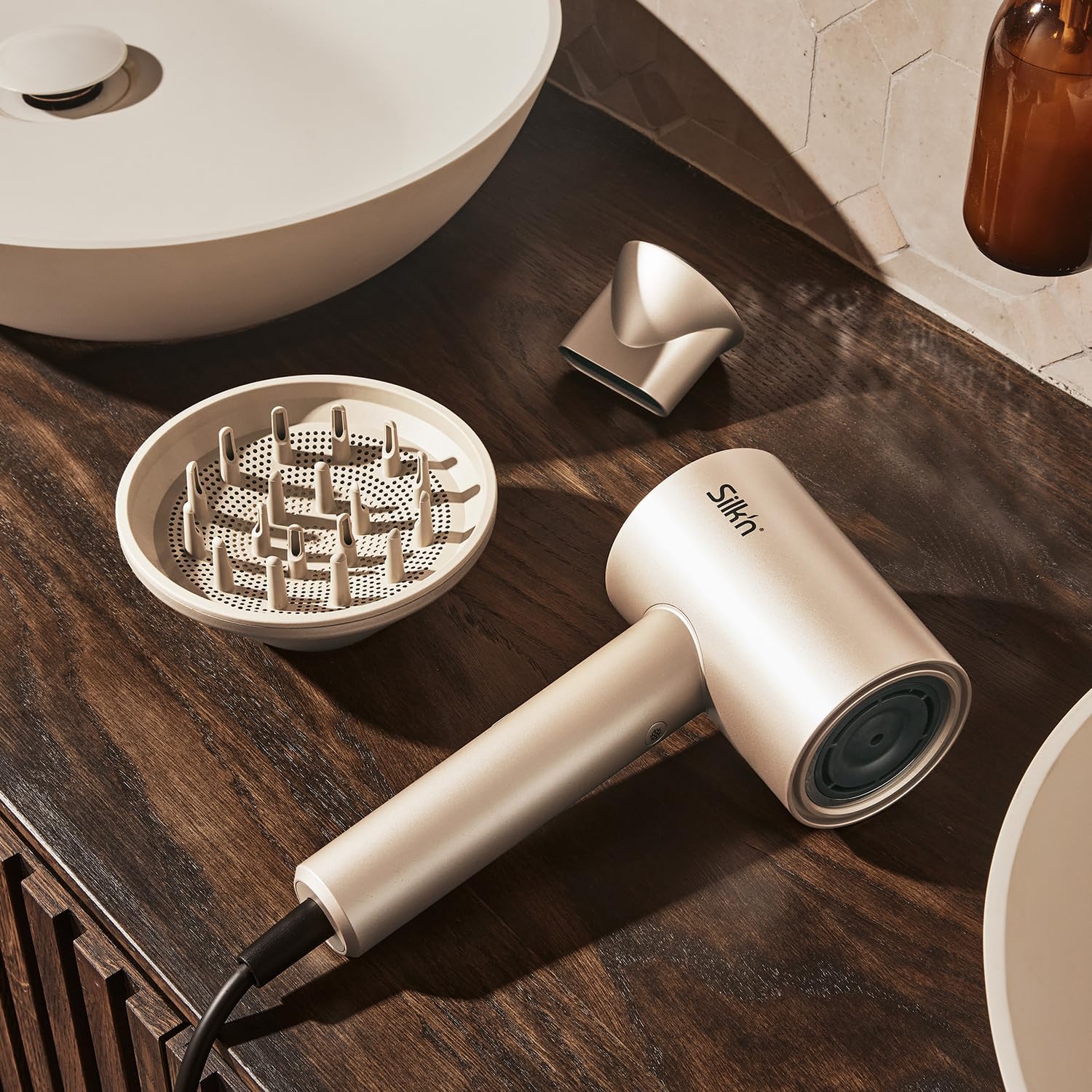 Silk'n Haartrockner I SilkyAir Pro HDB003 I Premium Föhn mit bürstenlosem Motor und Wasser-Ionen-Technologie I 3 Aufsätzen, hitzebeständiger Matte und Reiseetui, 1600 W, Champagner
