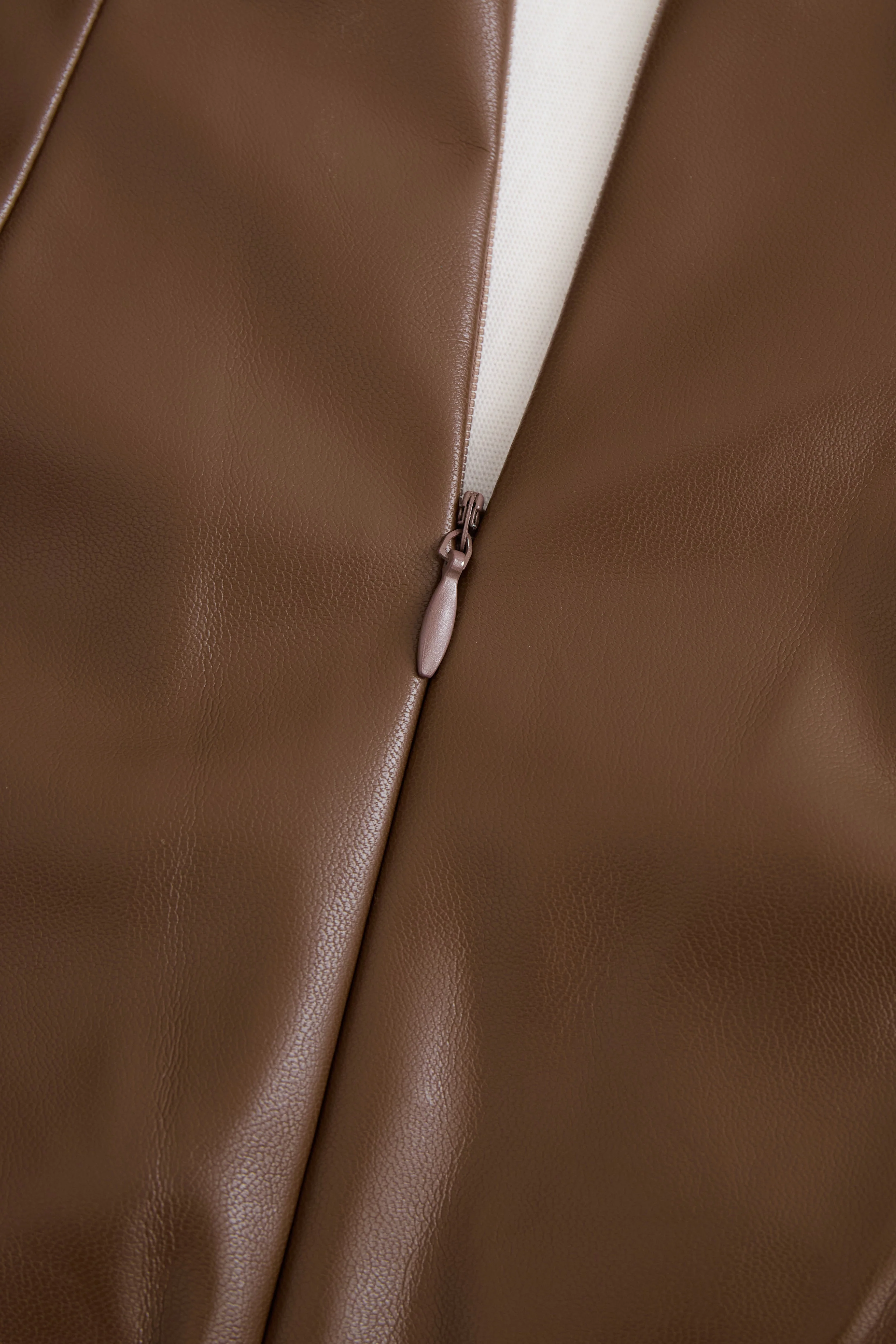 Eng anliegendes Damenkleid mit V-Ausschnitt und langen ?rmeln
