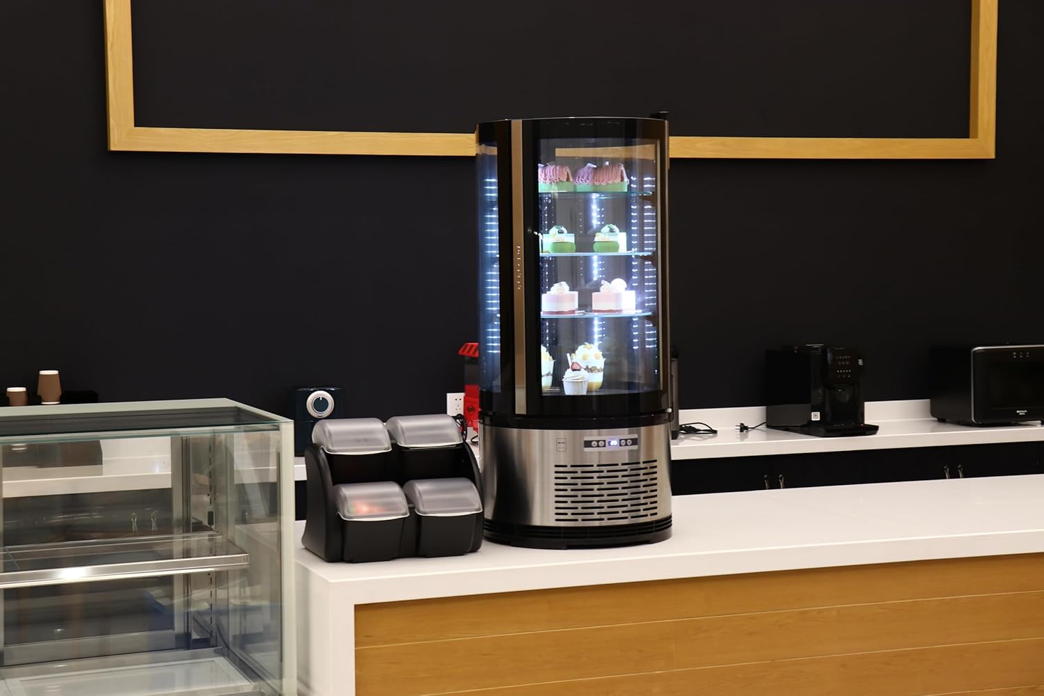 METRO Professional Kuchen-Vitrine GRV1100, Gastro, Edelstahl/Glas, 100 L, Umluftkühlung, 490W, Temperaturanzeige, automatisches Abtauen, rund, silber, Klimaklasse 6