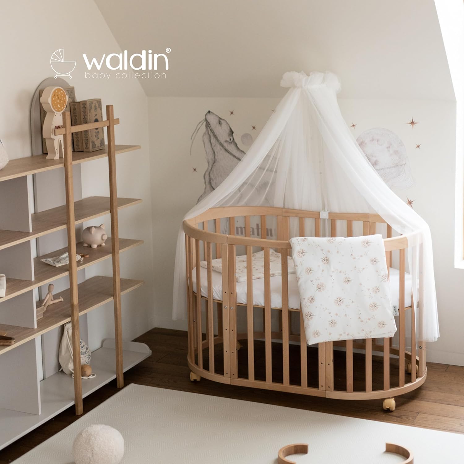Waldin Oval Baby-Bett Mitwachsend Komplett Set 7in1, Gitterbett, Kinderbett mit Matratze, Wickelkommode, Beistellbett, Holz Weiß