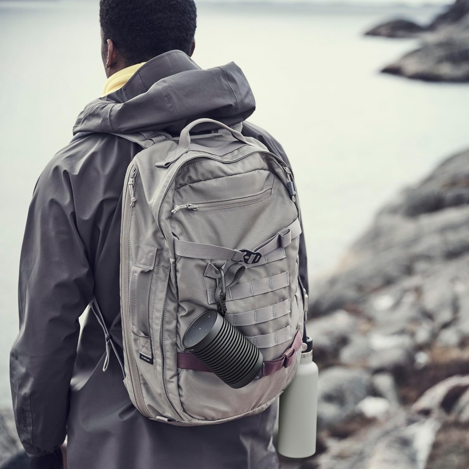Bang & Olufsen Beosound Explore – Kabelloser tragbarer Bluetooth Outdoor-, Heim- und Reise, 27 Stunden Akkulaufzeit, wasserdichter 360° Lautsprecher + USB-C Ladekabel - Schwarz Anthracite