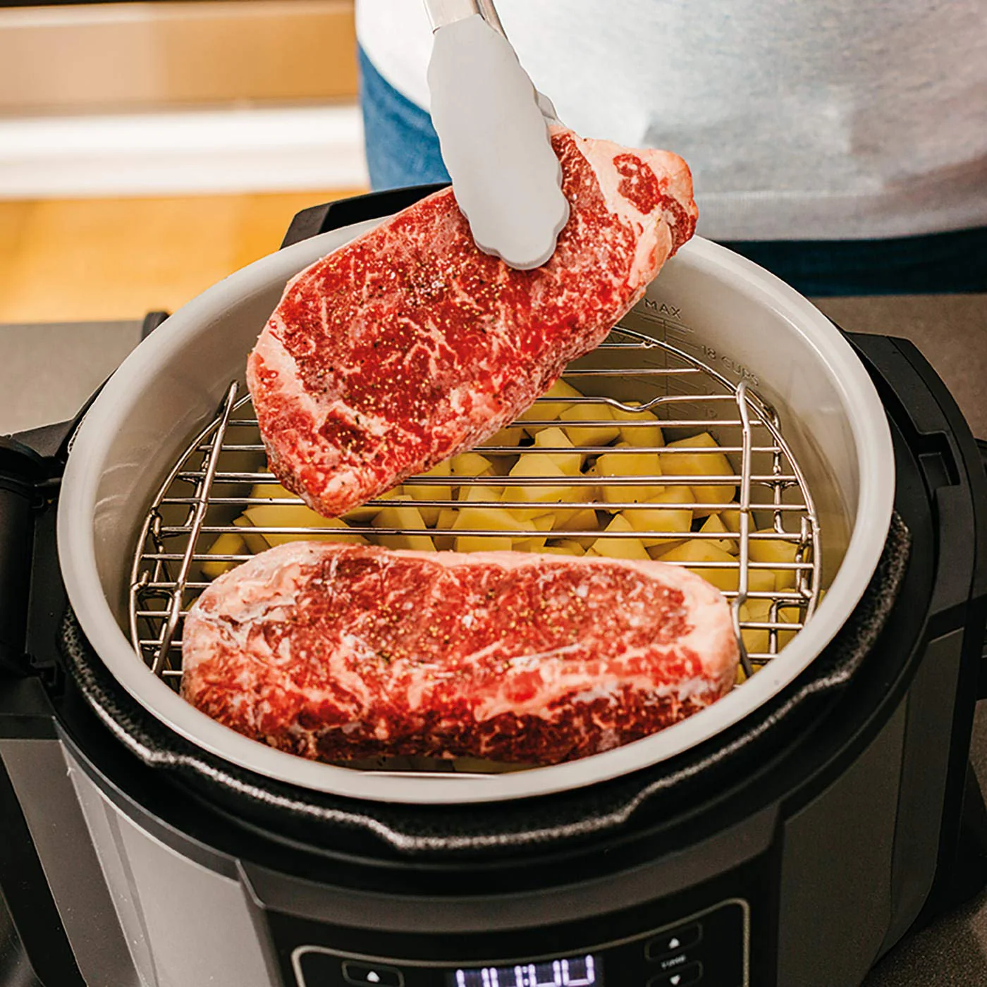 2025 Ninja Foodi MAX Dual Zone heteluchtfriteuse, 9,5L Airfryer, 2 compartimenten, met tang, anti-aanbaklaag, vaatwasserbestendige manden, 6-in-1, Amazon exclusief, koper/zwart, AF400EUCP