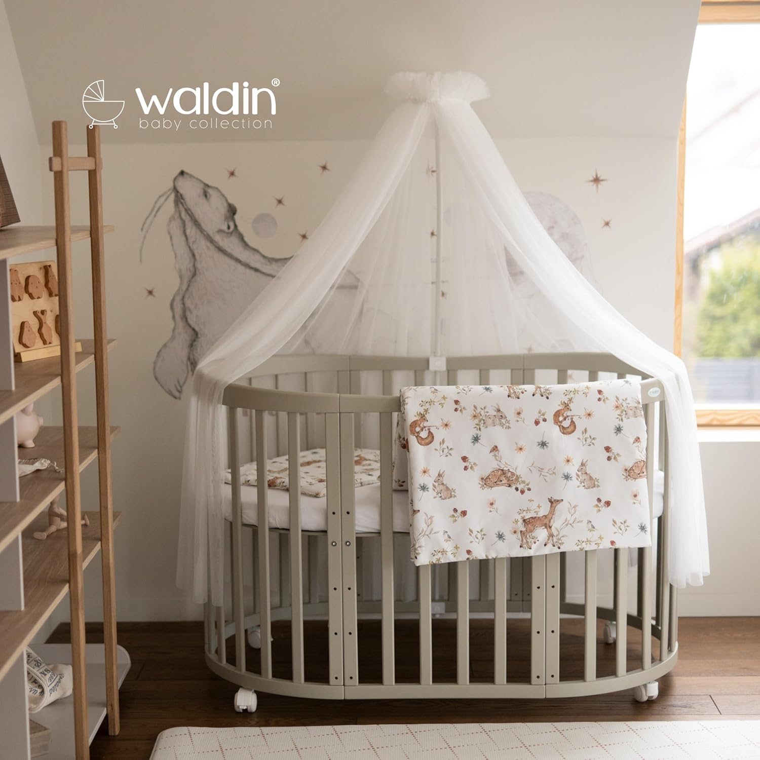 Waldin Oval Baby-Bett Mitwachsend Komplett Set 7in1, Gitterbett, Kinderbett mit Matratze, Wickelkommode, Beistellbett, Holz Weiß