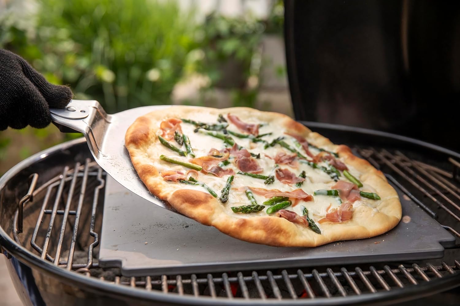 Weber Master-Touch Holzkohlegrill, 66 cm, Schwarz