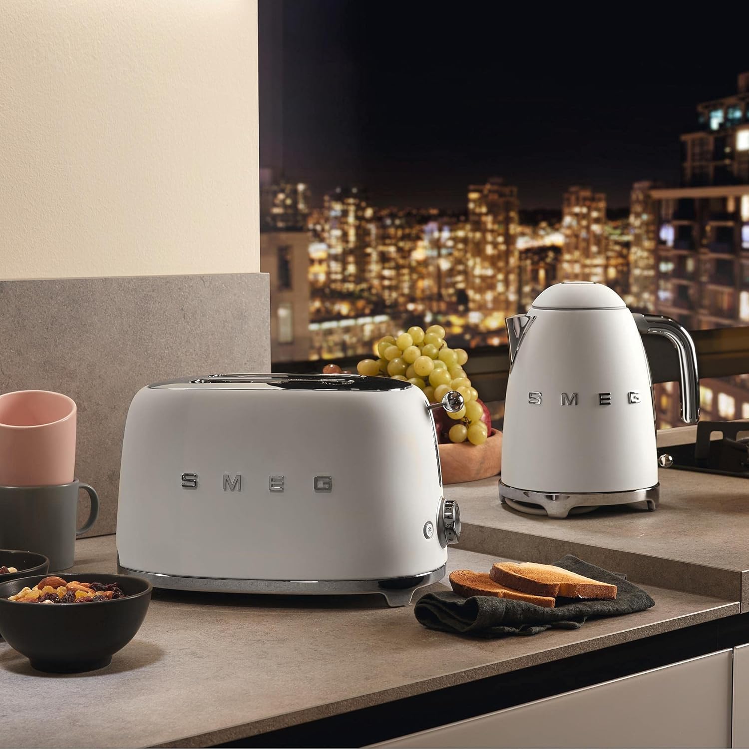 Smeg, 2x2 TSF01CREU -Toaster, 2 Schlitze für 2 Scheiben, 6 Vergoldungsniveaus, Heizfunktion, Abtau- und Bagel- Funktion, Sammelschublade, 950W, Creme