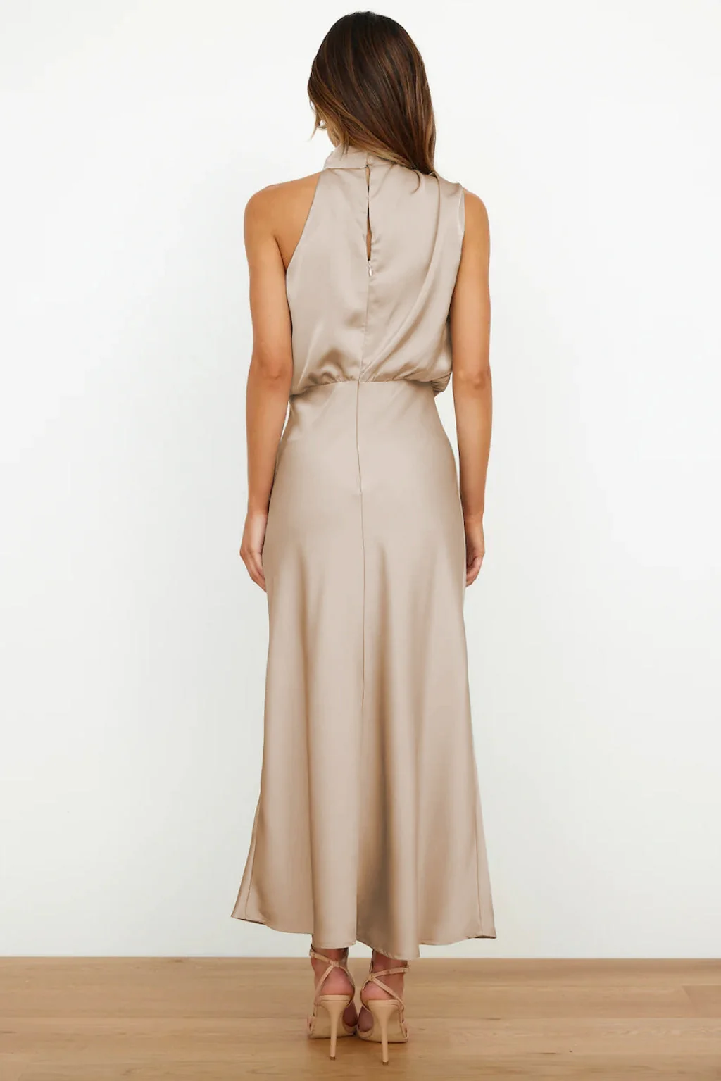 Damen Satin Maxikleid mit Halterneck-Ausschnitt | Flie?endes, bodenlanges Abendkleid f��r Hochzeiten und festliche Events