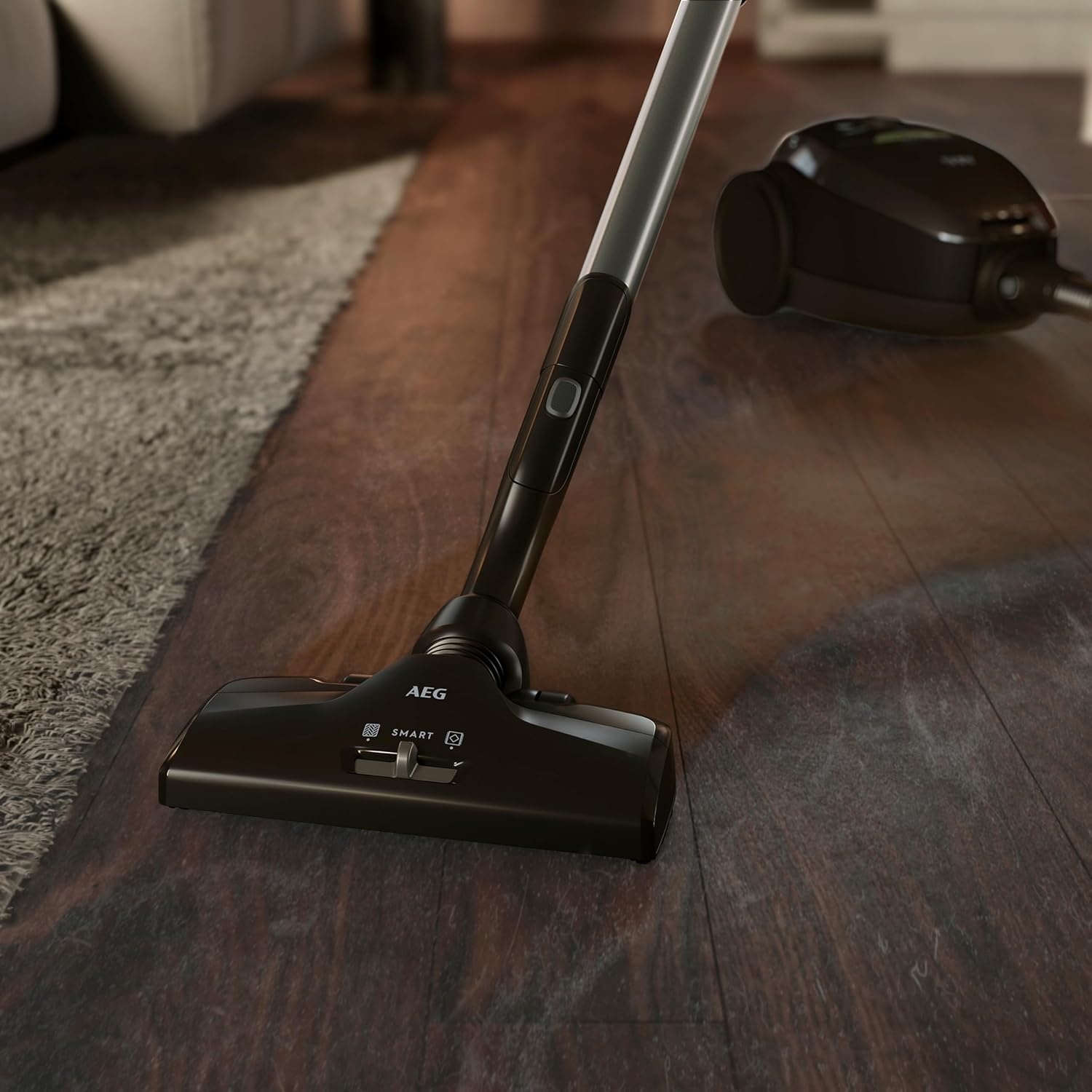 AEG VX82-1-KO Staubsauger / 75% Recyclingmaterial / autom. Saugkraftregulierung / extrem leise auch auf Teppich / Aufnahme von groen + kleinsten Partikeln / langes Kabel / 600W / schwarz