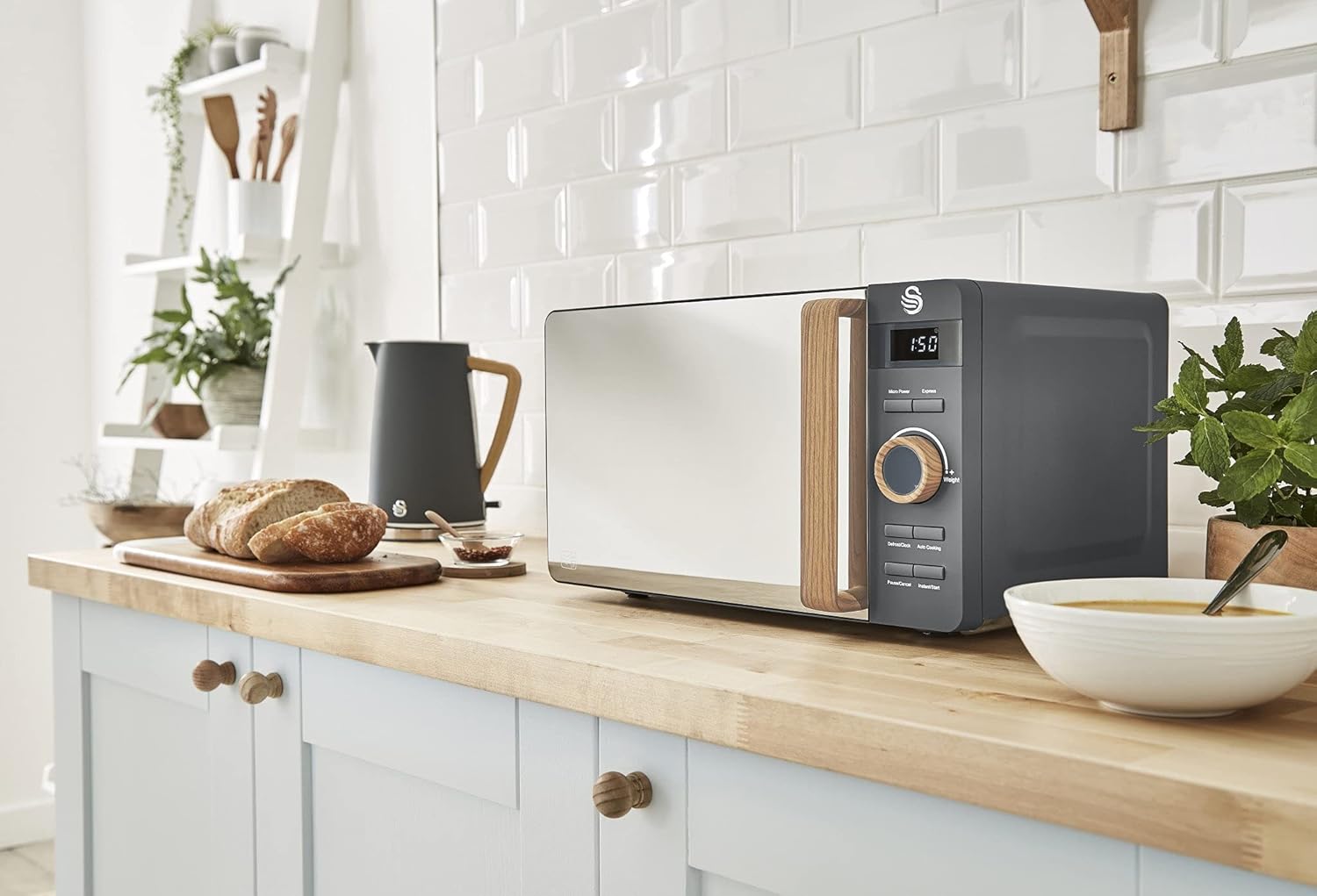 Swan Nordic SM22036WHTN Digitale Mikrowelle, Griff in Holzoptik, Gehäuse mit weicher Haptik und matter Oberfläche, 800 W, Baumwollweiß