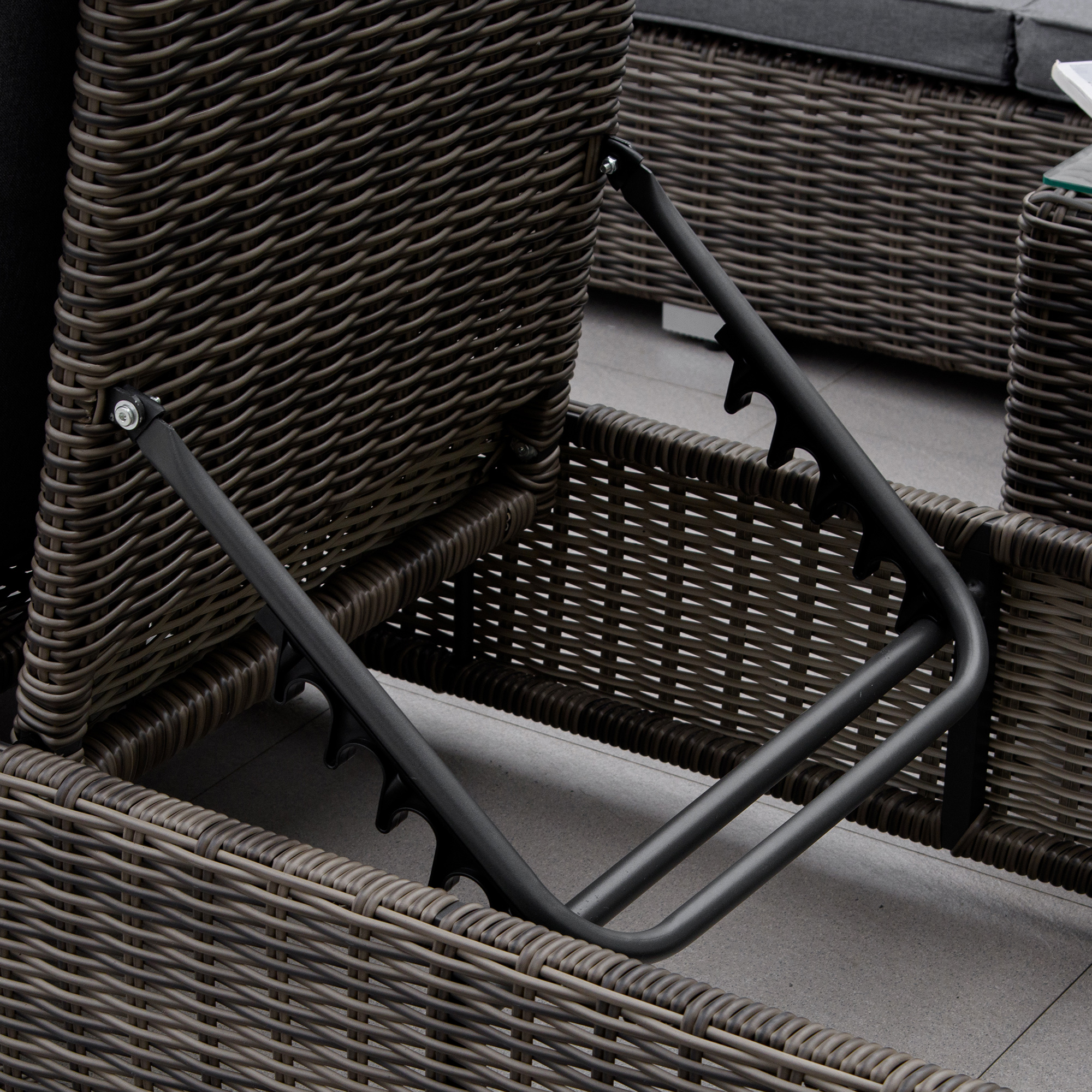 Outsunny poly rotan ligstoel met bijzettafel verstelbaar 60 x 195 x 86 cm