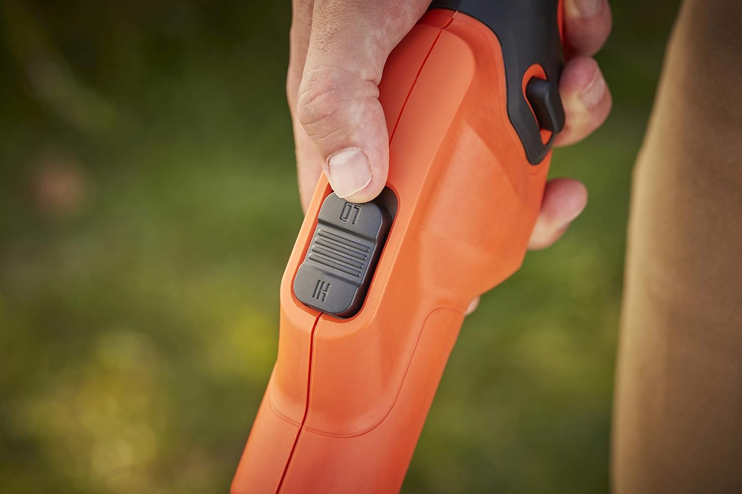 BLACK+DECKER Rasentrimmer mit Akku und Ladegerät - Freischneider - Rasenkantenschneider 36V 2,5Ah, Schnittbreite 33 cm, kohlebürstenloser Motor, mit Fadenverlängerung, Variable Drehzahl BCSTA536L1