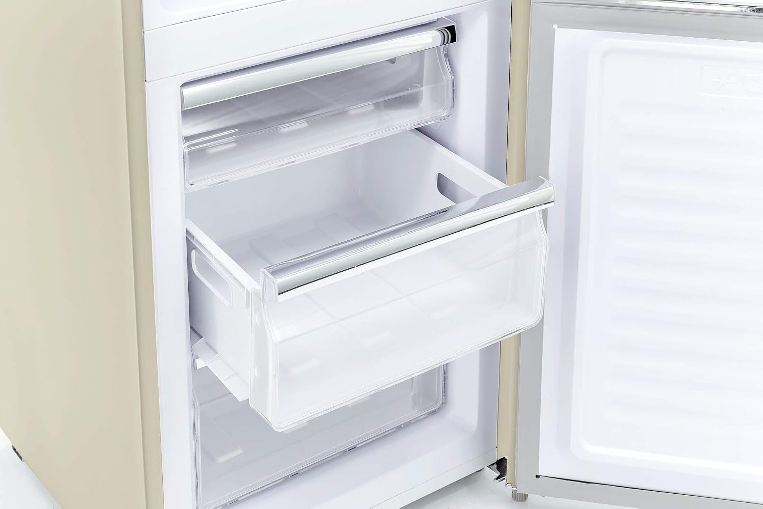 Exquisit Retro Kühlschrank RKGC250-70-H-160E Magnolienweiß - Kühl-Gefrierkombination 244 L, freistehend, LED-Licht, Glasablagen, Chromgriff