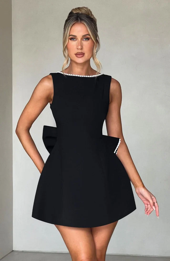 ?rmelloses Mini-Kleid mit Perlenbesatz f��r Hochzeitsg?ste