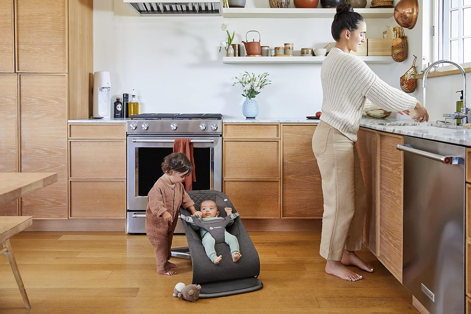 Ergobaby 3-in-1 Evolve Bouncer, Ergonomische wipstoel voor baby's vanaf de geboorte tot peuters, Babyschommel met zitverkleiner voor pasgeborenen (2,5 kg - 13,2 kg), Cream