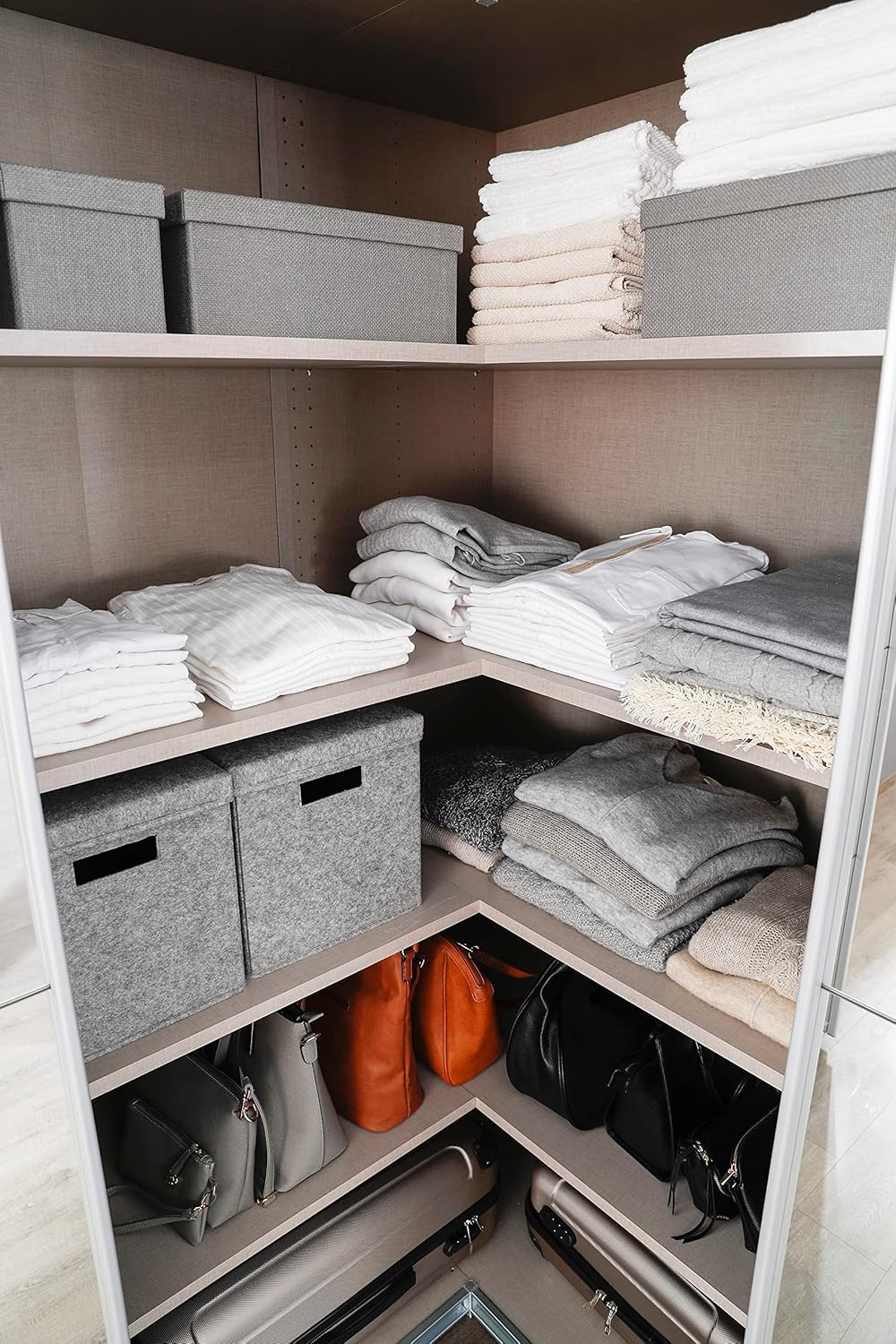 Rauch Möbel Quadra Schrank Eckschrank Schwebetürenschrank, Grau, 4-TRG. mit Spiegel, inkl. 2 Kleiderstangen, 12 Einlegeböden, 3 Schubkästen, BxHxT 181x229x187 cm