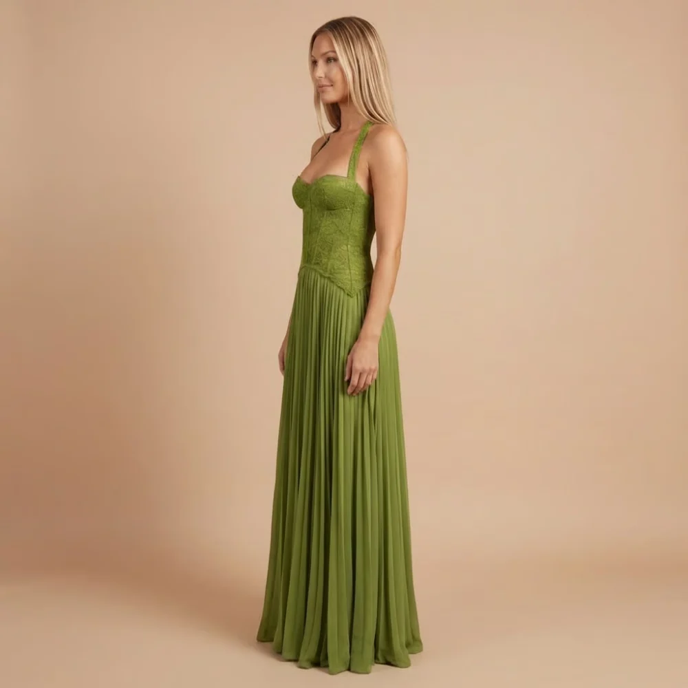 Elegantes Maxikleid mit Herzausschnitt und Plissee-Rock