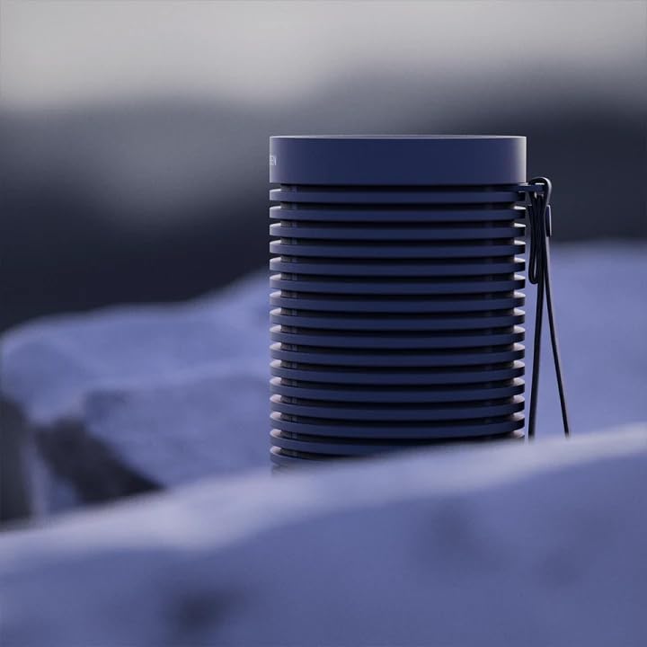 Bang & Olufsen Beosound Explore – Kabelloser tragbarer Bluetooth Outdoor-, Heim- und Reise, 27 Stunden Akkulaufzeit, wasserdichter 360° Lautsprecher + USB-C Ladekabel - Schwarz Anthracite