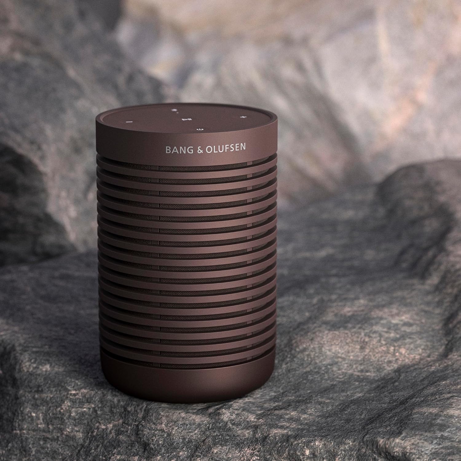 Bang & Olufsen Beosound Explore – Kabelloser tragbarer Bluetooth Outdoor-, Heim- und Reise, 27 Stunden Akkulaufzeit, wasserdichter 360° Lautsprecher + USB-C Ladekabel - Schwarz Anthracite