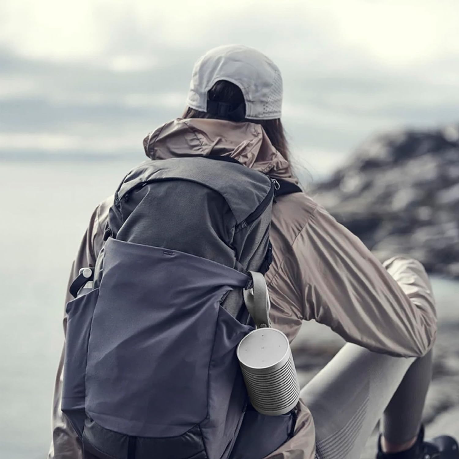 Bang & Olufsen Beosound Explore – Kabelloser tragbarer Bluetooth Outdoor-, Heim- und Reise, 27 Stunden Akkulaufzeit, wasserdichter 360° Lautsprecher + USB-C Ladekabel - Schwarz Anthracite