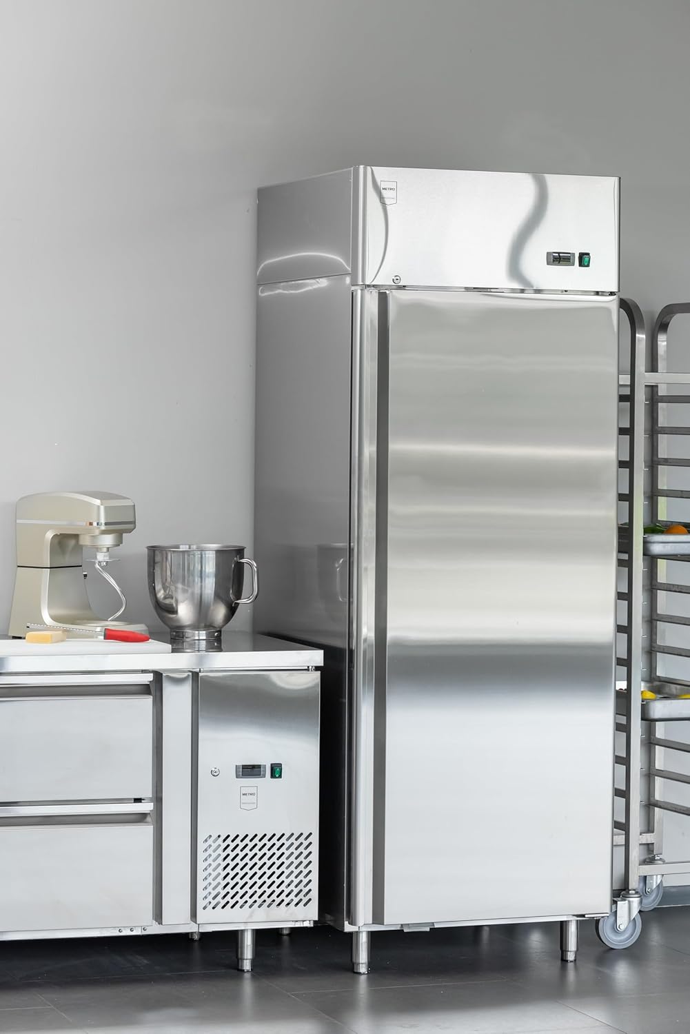 METRO Professional Kühlschrank GRE2700, Edelstahl, 73 x 80.5 x 206.5 cm, 455 L, Umluftkühlung, 220 W, mit Schloss, 4 verstellbare Einlegeböden, silber