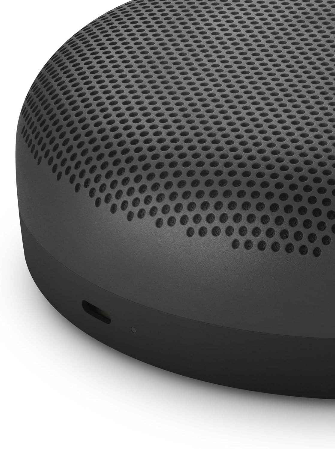Bang & Olufsen Beosound A1 (2. Gen) – Kabelloser tragbarer IP67 wasserdichter Bluetooth-Lautsprecher mit 360-Grad-Sound, Alexa Voice Assistant & Speakerphone, 18 h Akkulaufzeit - Black Anthracite