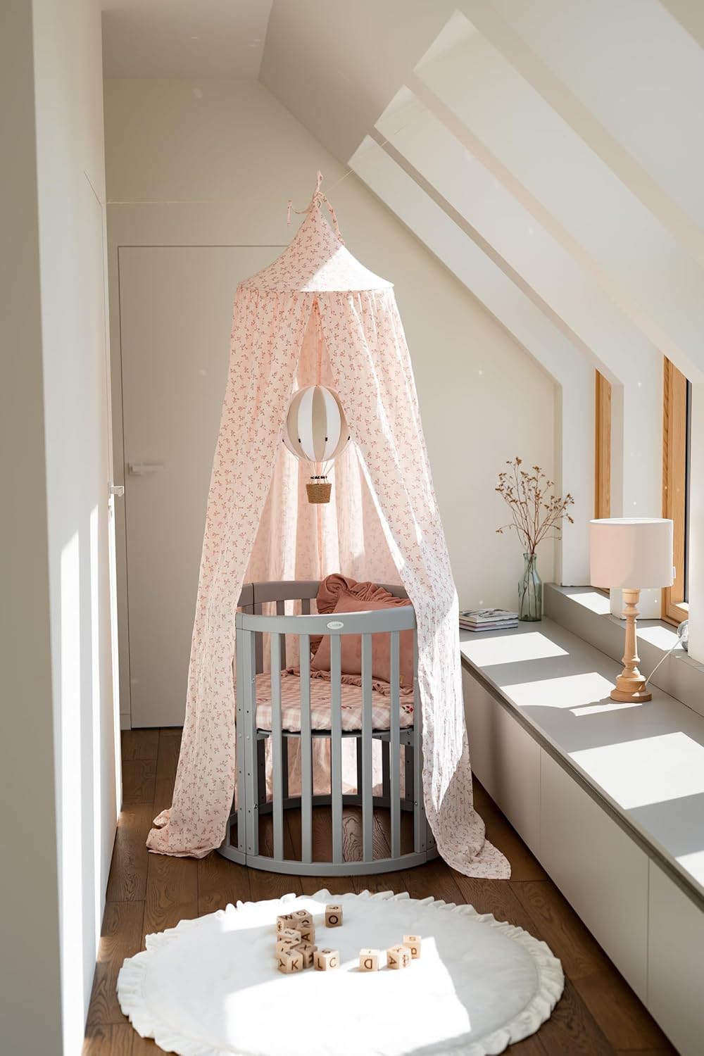 Waldin Oval Baby-Bett Mitwachsend Komplett Set 7in1, Gitterbett, Kinderbett mit Matratze, Wickelkommode, Beistellbett, Holz Weiß