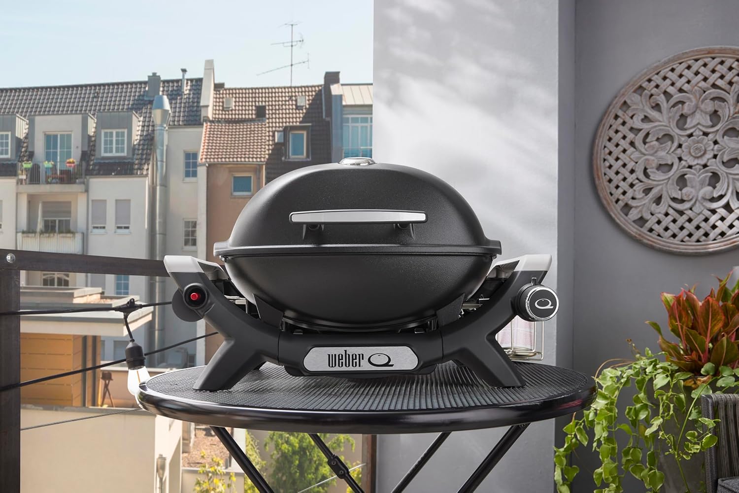 Weber Q 1100N Gasgrill/Tragbarer, leichter Grill für Camping, Terrassen und Balkone mit Hochleistungsbrenner, porzellanemaillierten Gussrosten und elektronischer Zündung, Mitternachtsschwarz