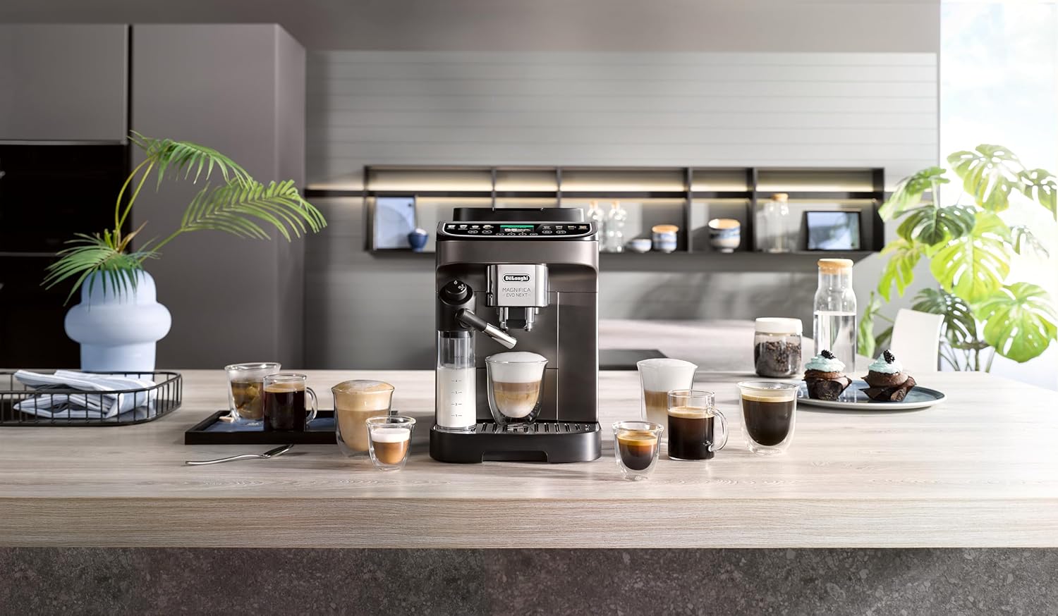 De’Longhi Magnifica Evo Next - Perfetto Kaffeevollautomat mit LatteCrema-Milchaufschäumer, 13 One-Touch-Getränke, Coffee- und Cappuccino Kaffeemaschine, farbiges Touch-Display, Titan (ECAM312.80.TB)