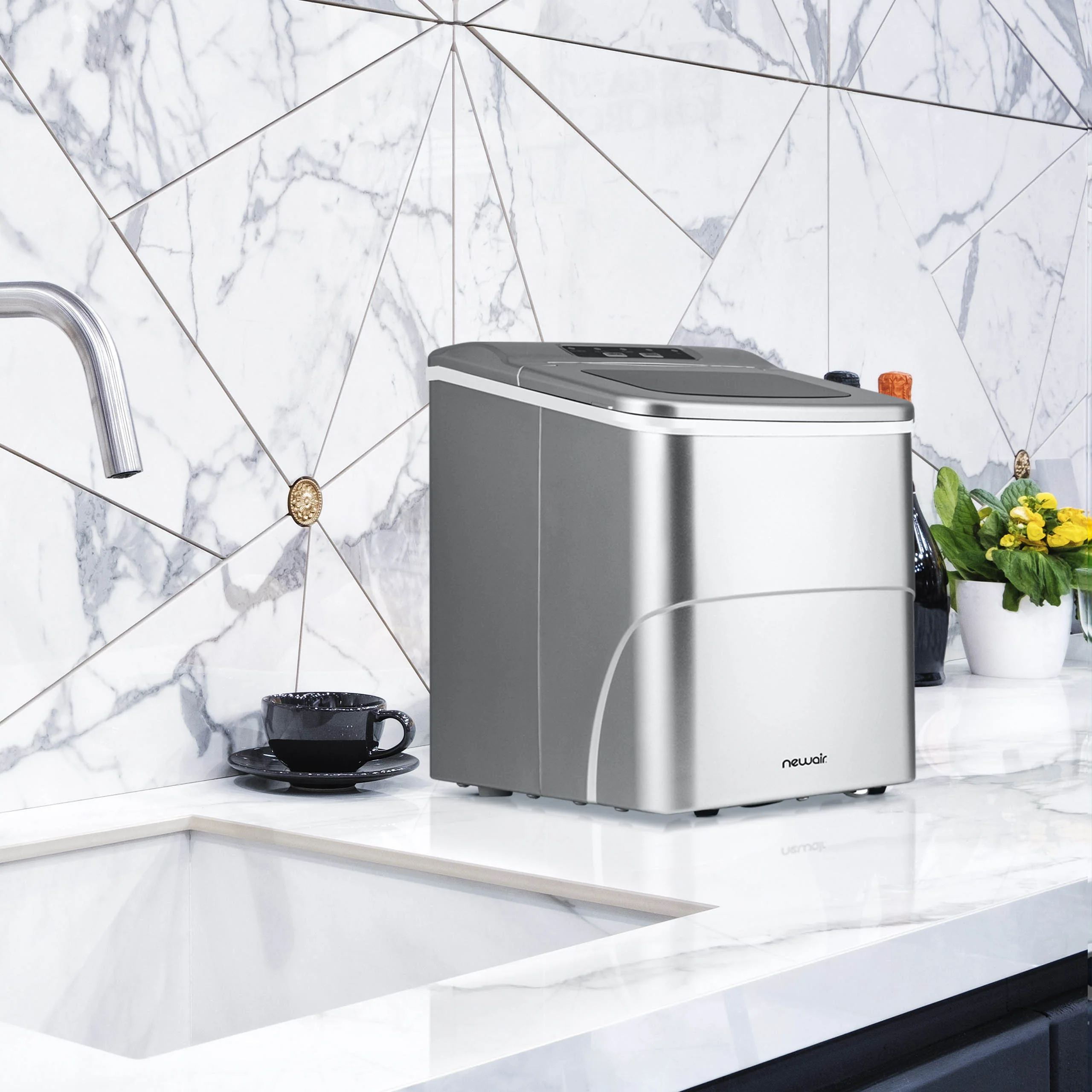 2025 Newair? IJsblokjesmachine voor het aanrecht. Bullet Ice, 26 lbs/dag �C Mat Zwart