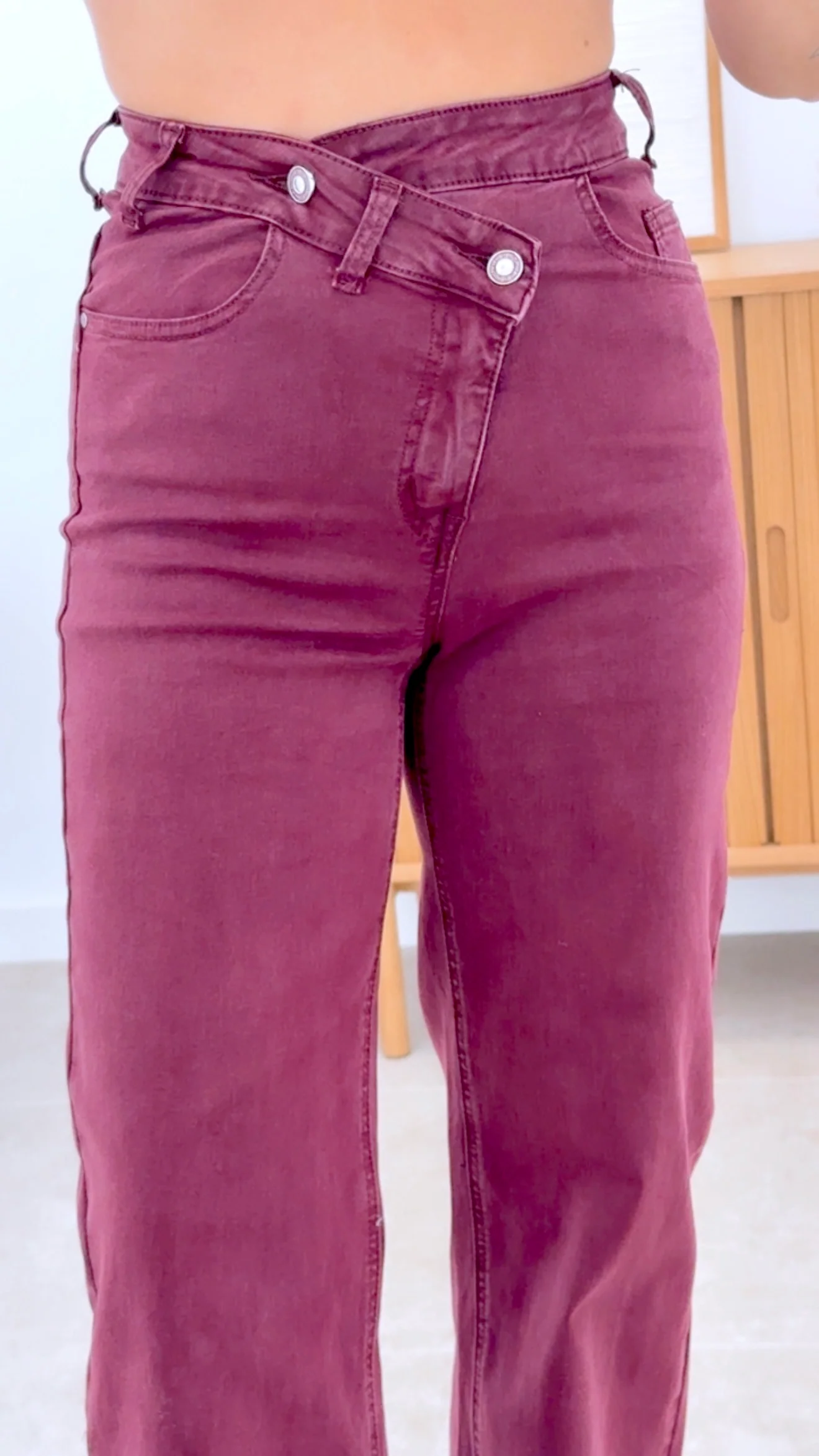 PANTAL��N CRUZADO GRANATE