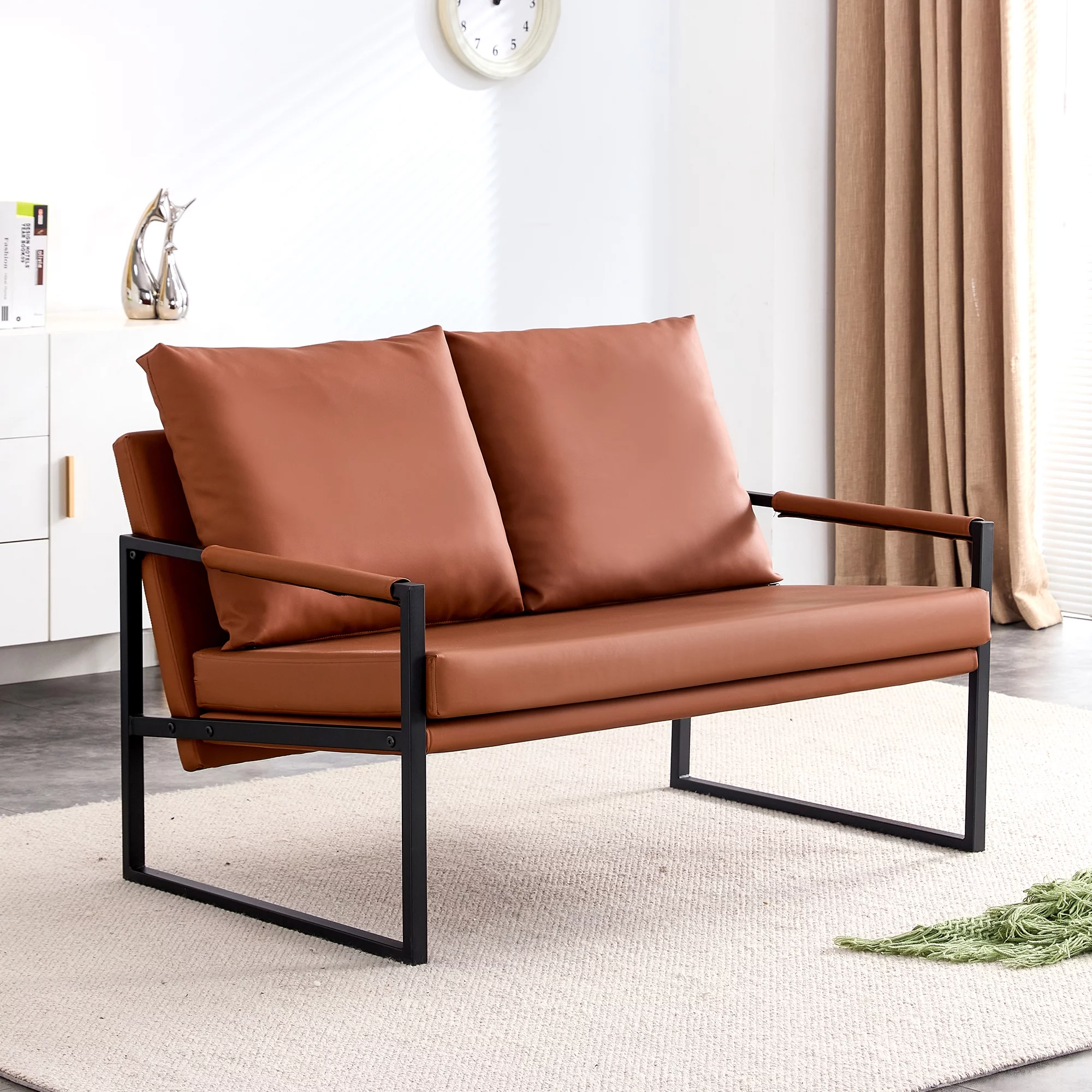 Moderne tweezitsbank met 2 kussens �C Kunstleer, hoogwaardig schuim, zwart metalen frame. Bruin