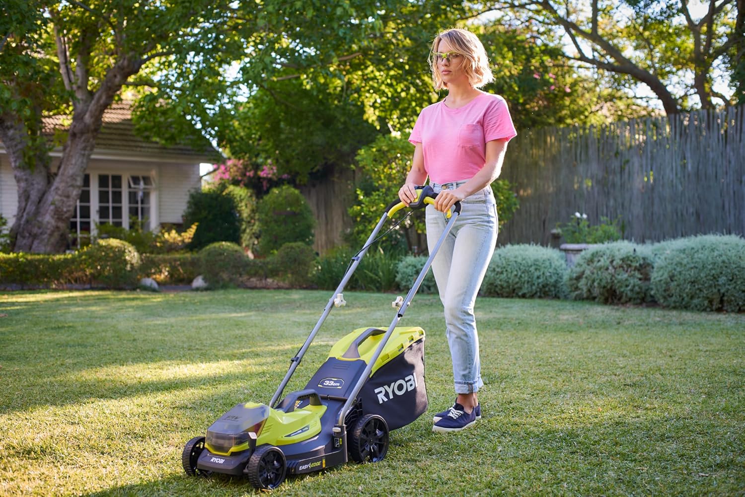 RYOBI 18 V ONE+ Akku-Rasenmäher RLM18X33B40 – 33 cm Schnittbreite, inkl. 4,0 Ah Akku & Ladegerät, kompakt & leicht für kleine Rasenflächen