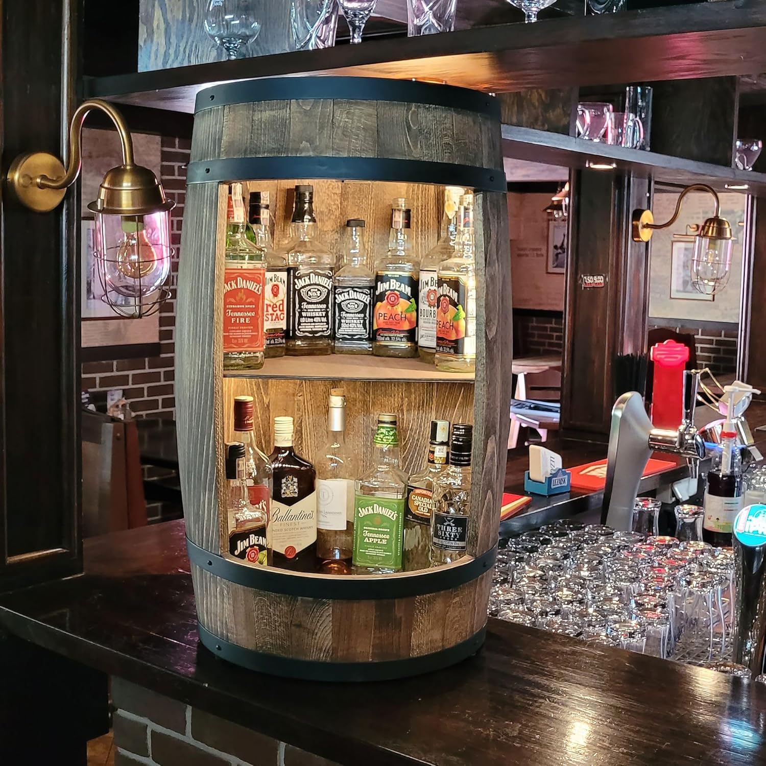 weeco Fassbar mit LED Beleuchtung und Weinhalter. Weinregal - Holzfass Hausbar 80cm. Rustikaler deko Barschrank Weinständer – Fass. Fassbier, Wein Flaschenständer - Bar Whisky Geschenk (Dunkelbraun)