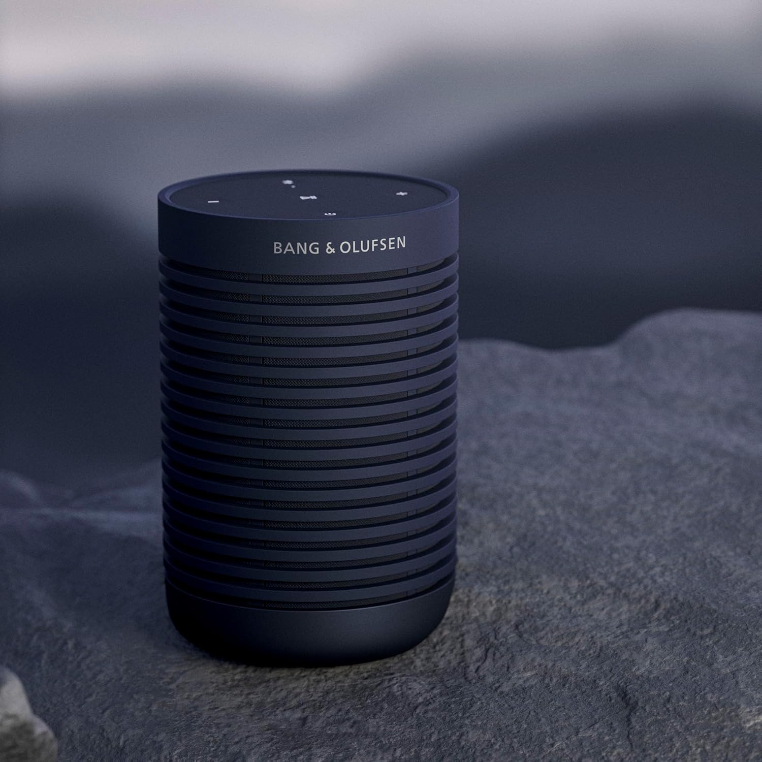Bang & Olufsen Beosound Explore – Kabelloser tragbarer Bluetooth Outdoor-, Heim- und Reise, 27 Stunden Akkulaufzeit, wasserdichter 360° Lautsprecher + USB-C Ladekabel - Schwarz Anthracite