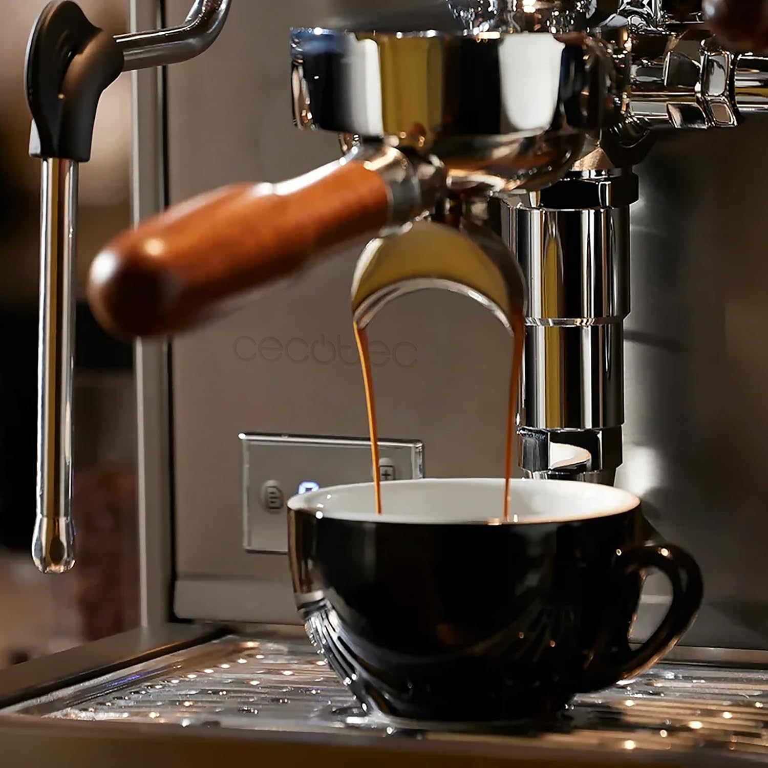 Cecotec Espresso-Kaffeemaschine Barista Baristeo Intima, professionelle Barista-Espressomaschine, Vorbrüh-System, 15 Bar Pumpe, einfaches Befüllen, 1,7L Wassertank und Tassenwärmer