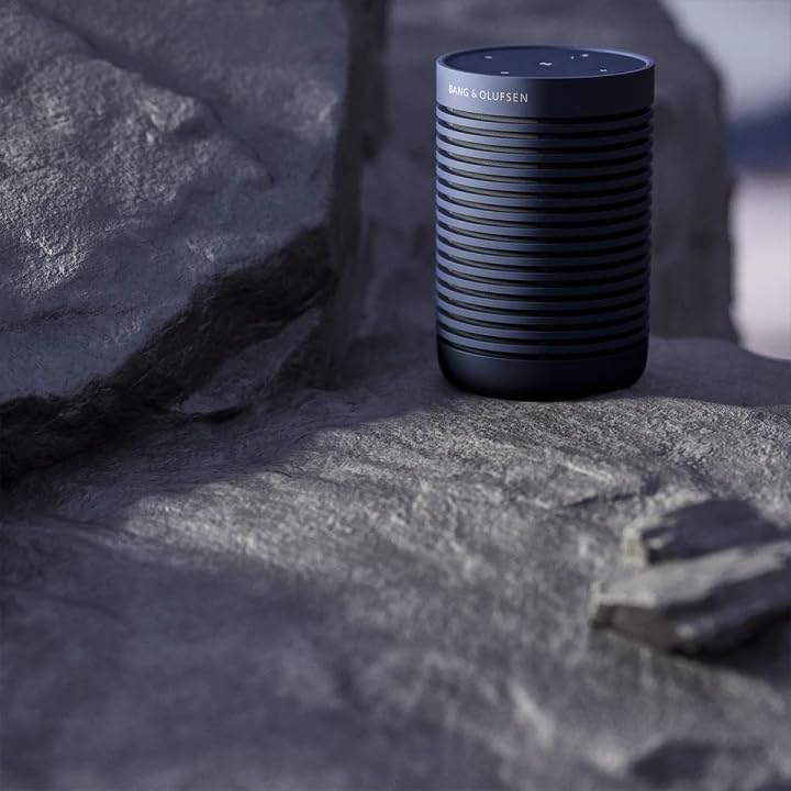 Bang & Olufsen Beosound Explore – Kabelloser tragbarer Bluetooth Outdoor-, Heim- und Reise, 27 Stunden Akkulaufzeit, wasserdichter 360° Lautsprecher + USB-C Ladekabel - Schwarz Anthracite