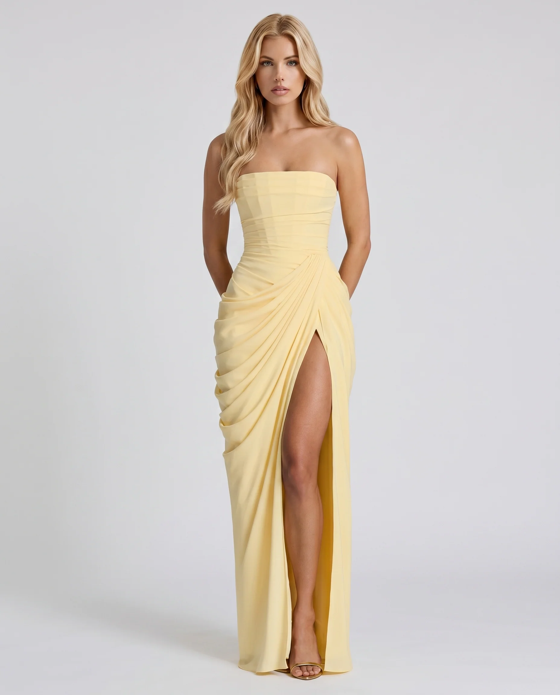 Tr?gerloses Maxikleid mit Raffungen und Beinschlitz | Modernes Bandeau-Kleid mit drapiertem Wickelrock f��r festliche Anl?sse