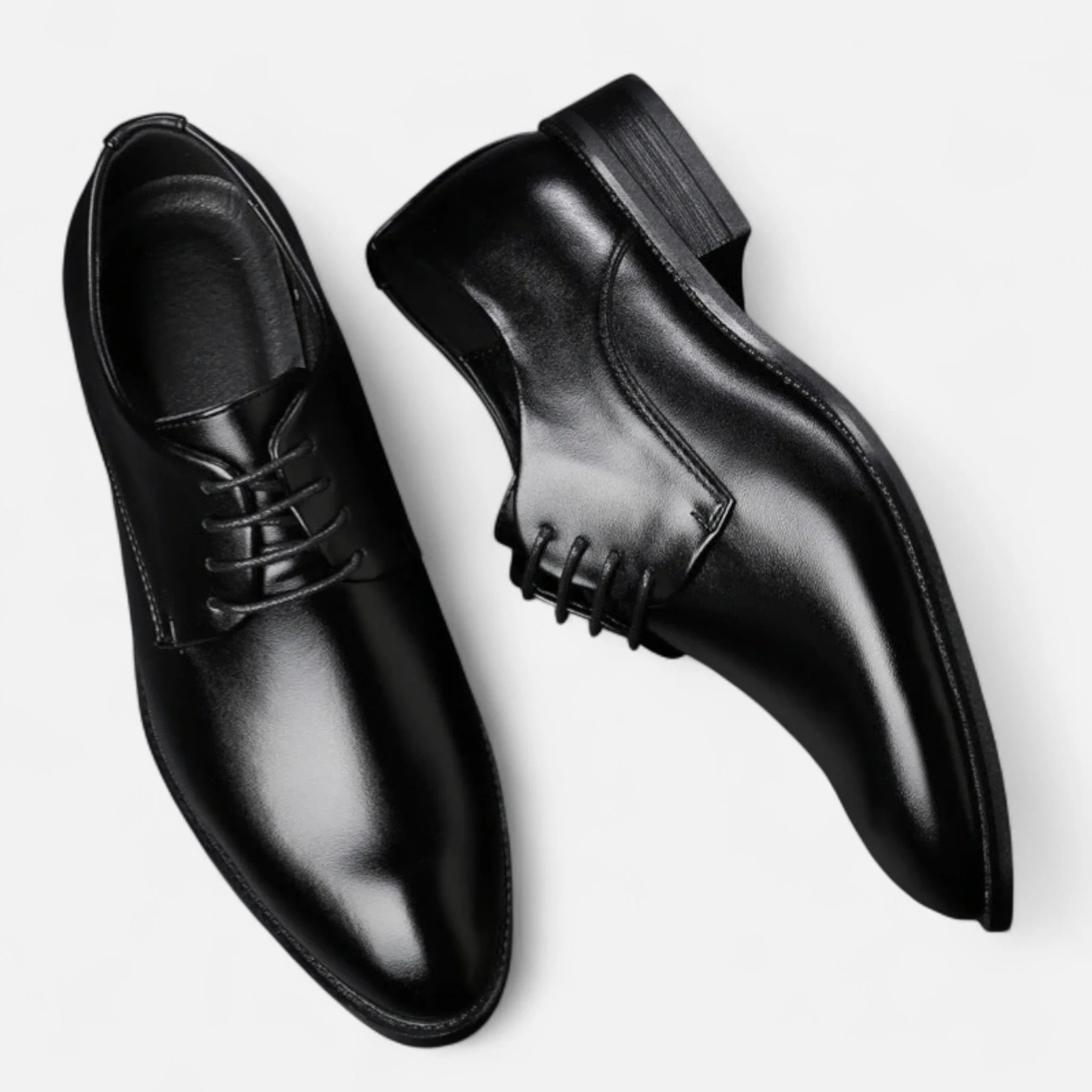 Elegante Herren-Sommerschuhe mit klassischen Schn��rsenkeln